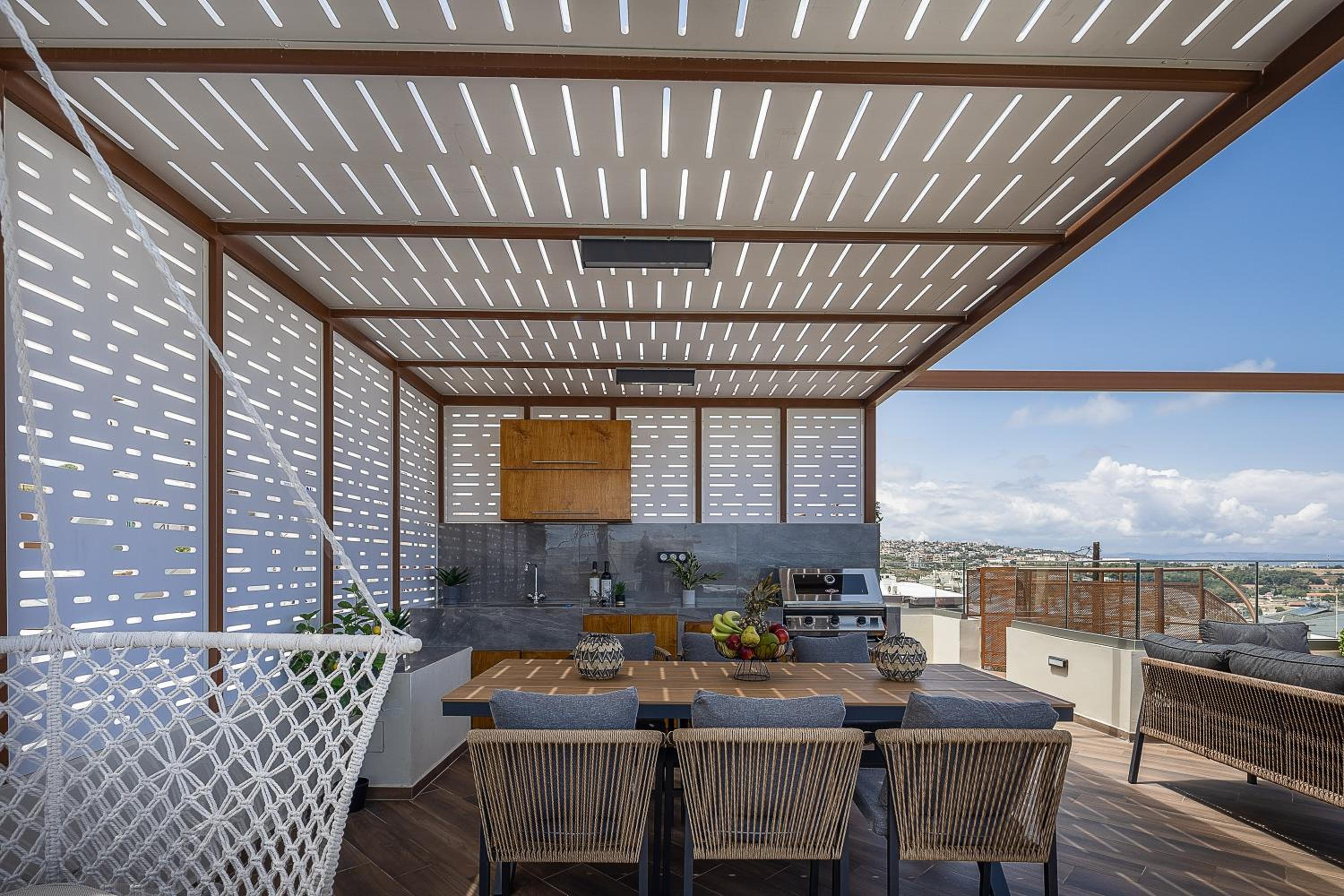 Private Rooftop Jacuzzi Sea View Walk to Beach
