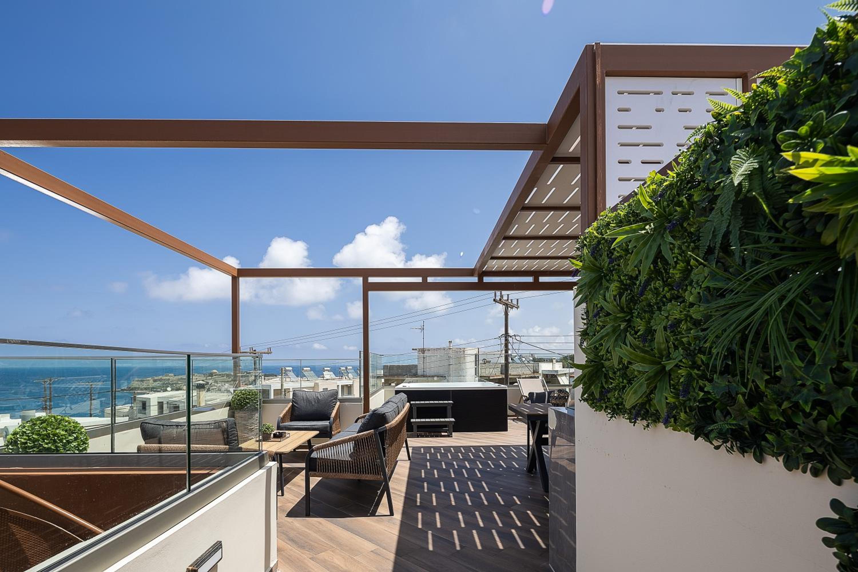 Private Rooftop Jacuzzi Sea View Walk to Beach