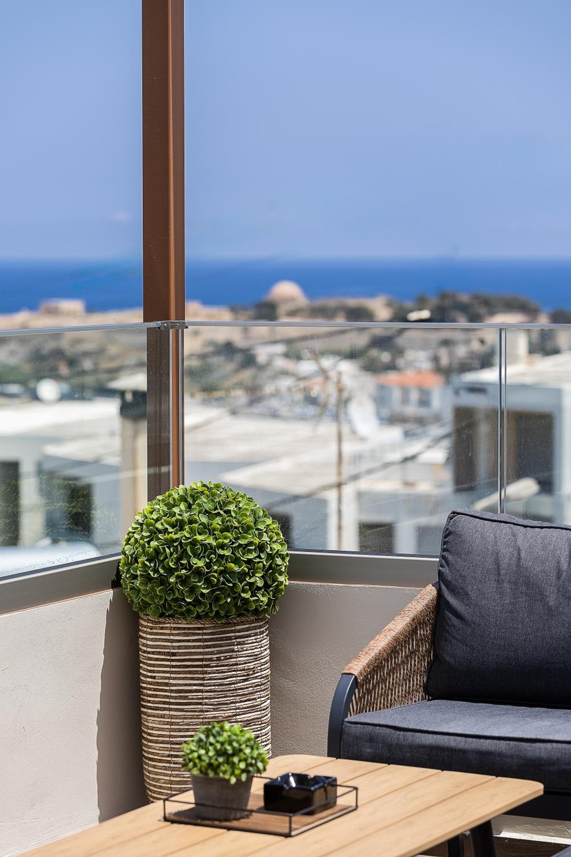 Private Rooftop Jacuzzi Sea View Walk to Beach