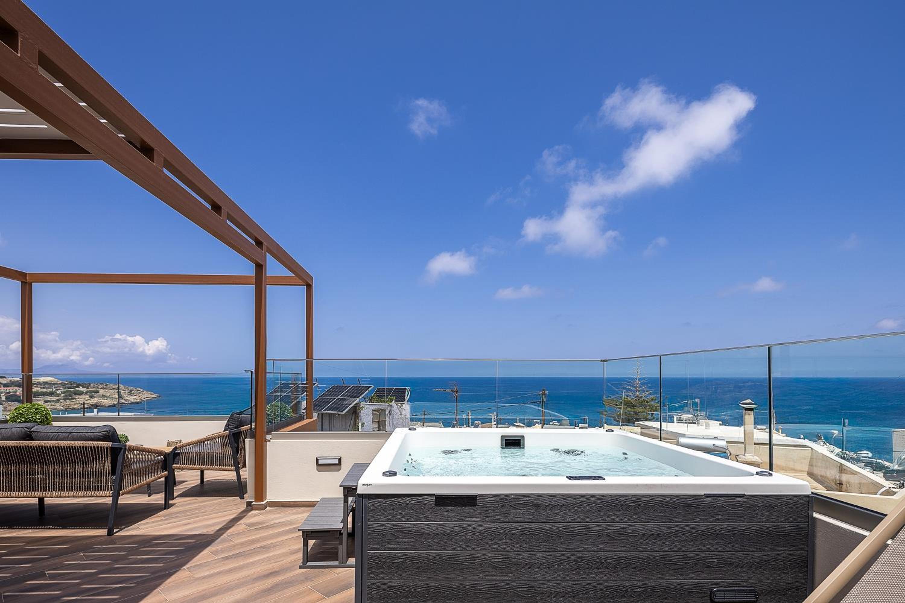 Private Rooftop Jacuzzi Sea View Walk to Beach