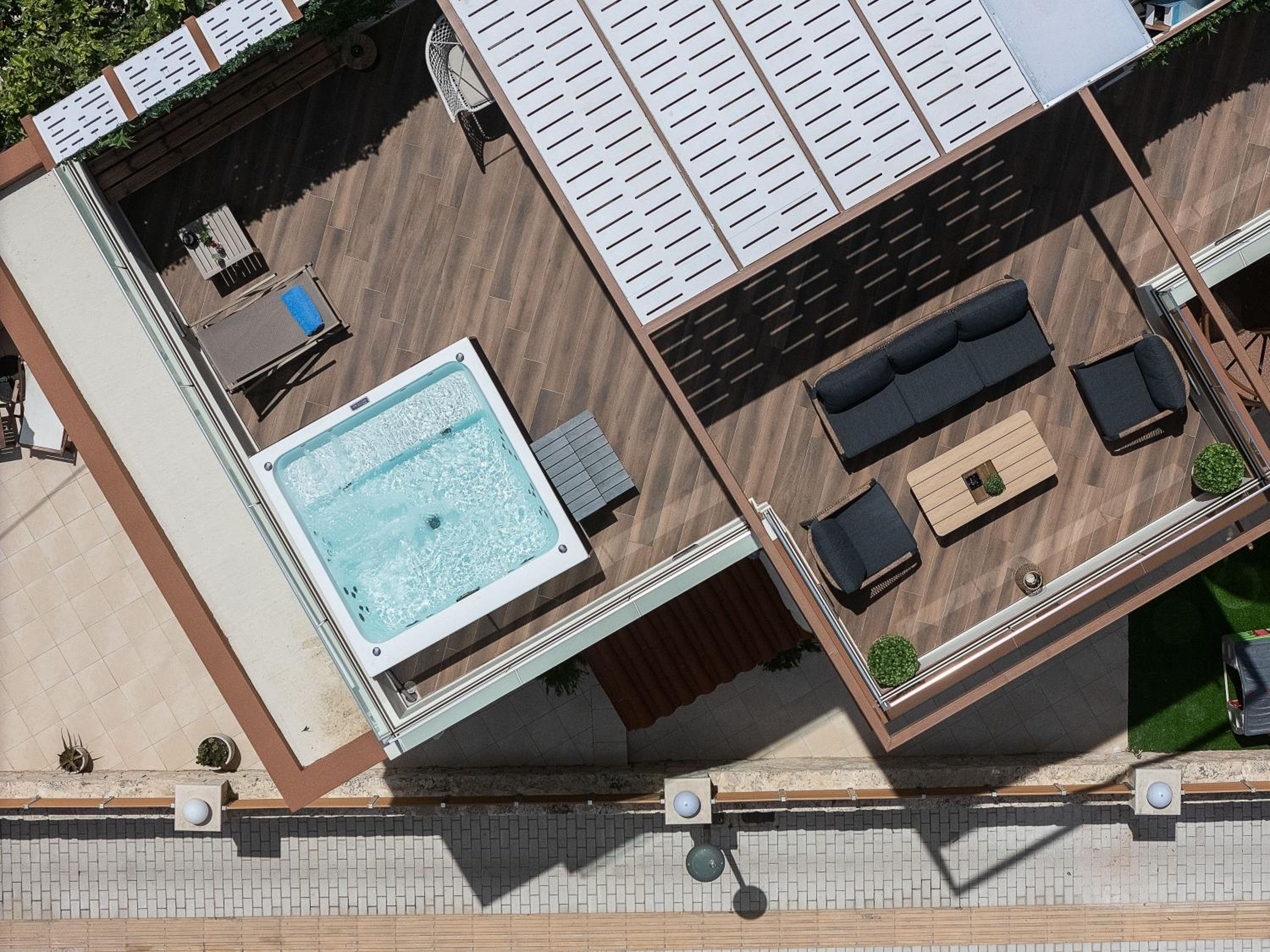 Private Rooftop Jacuzzi Sea View Walk to Beach