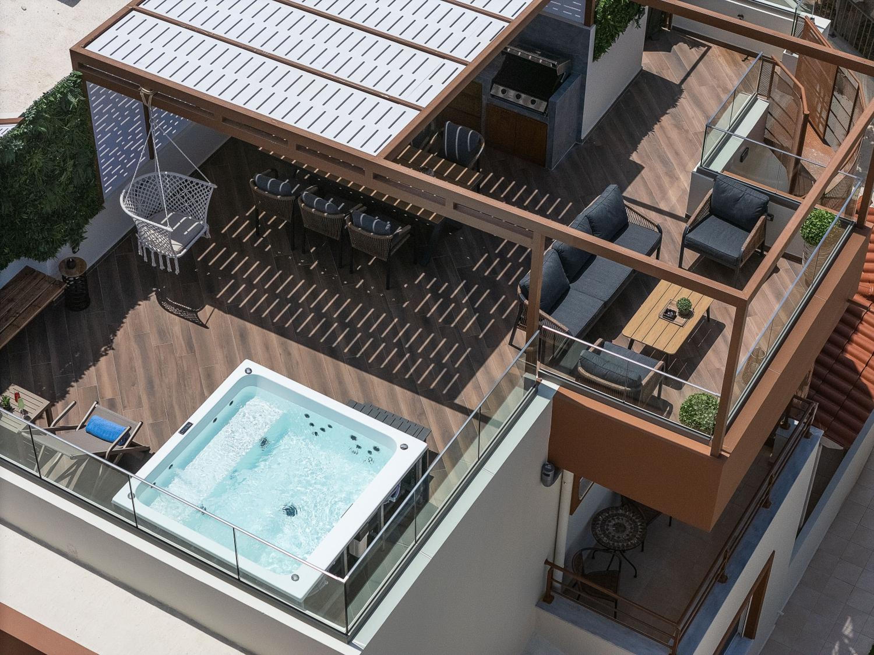 Private Rooftop Jacuzzi Sea View Walk to Beach