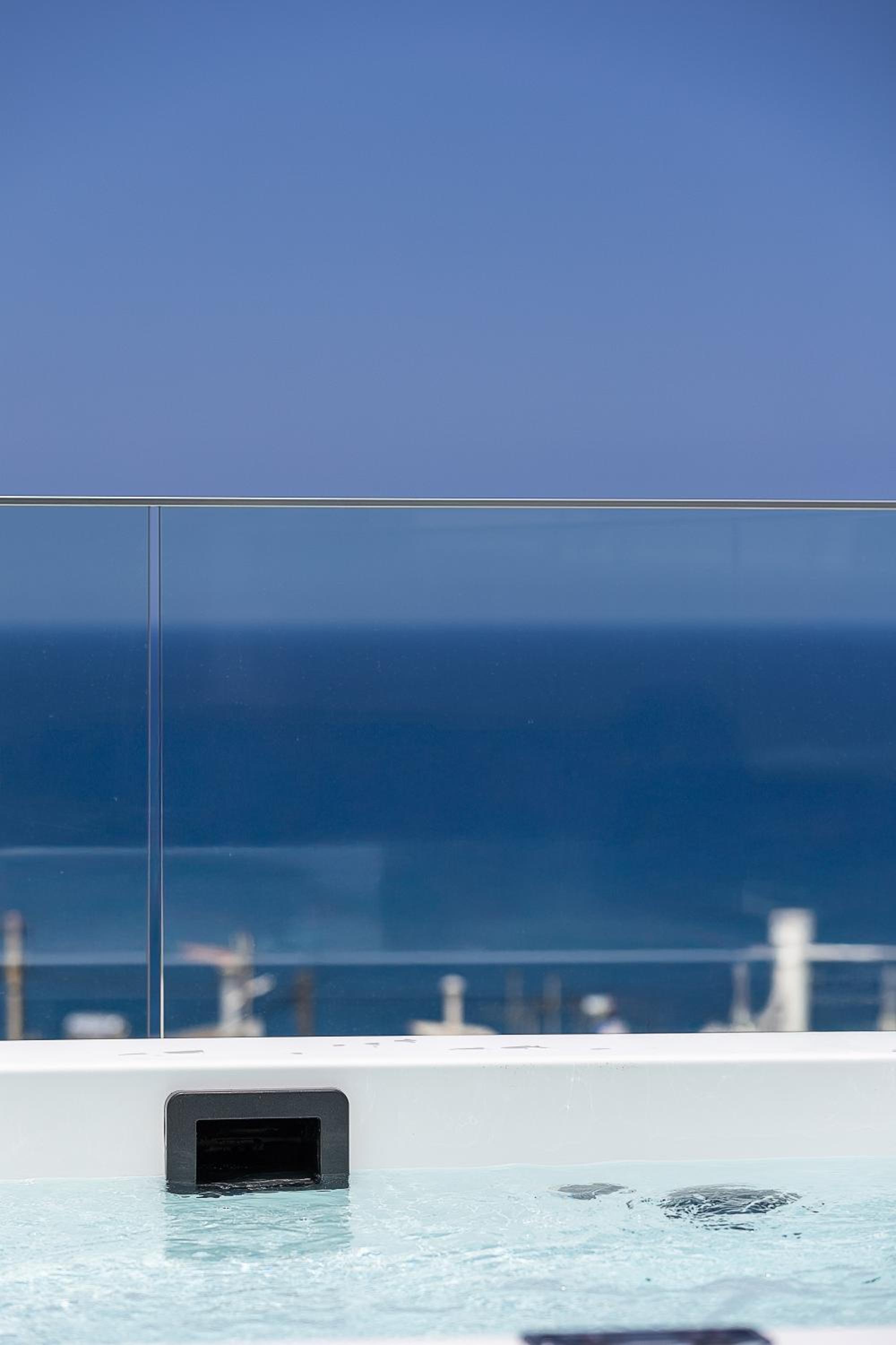 Private Rooftop Jacuzzi Sea View Walk to Beach