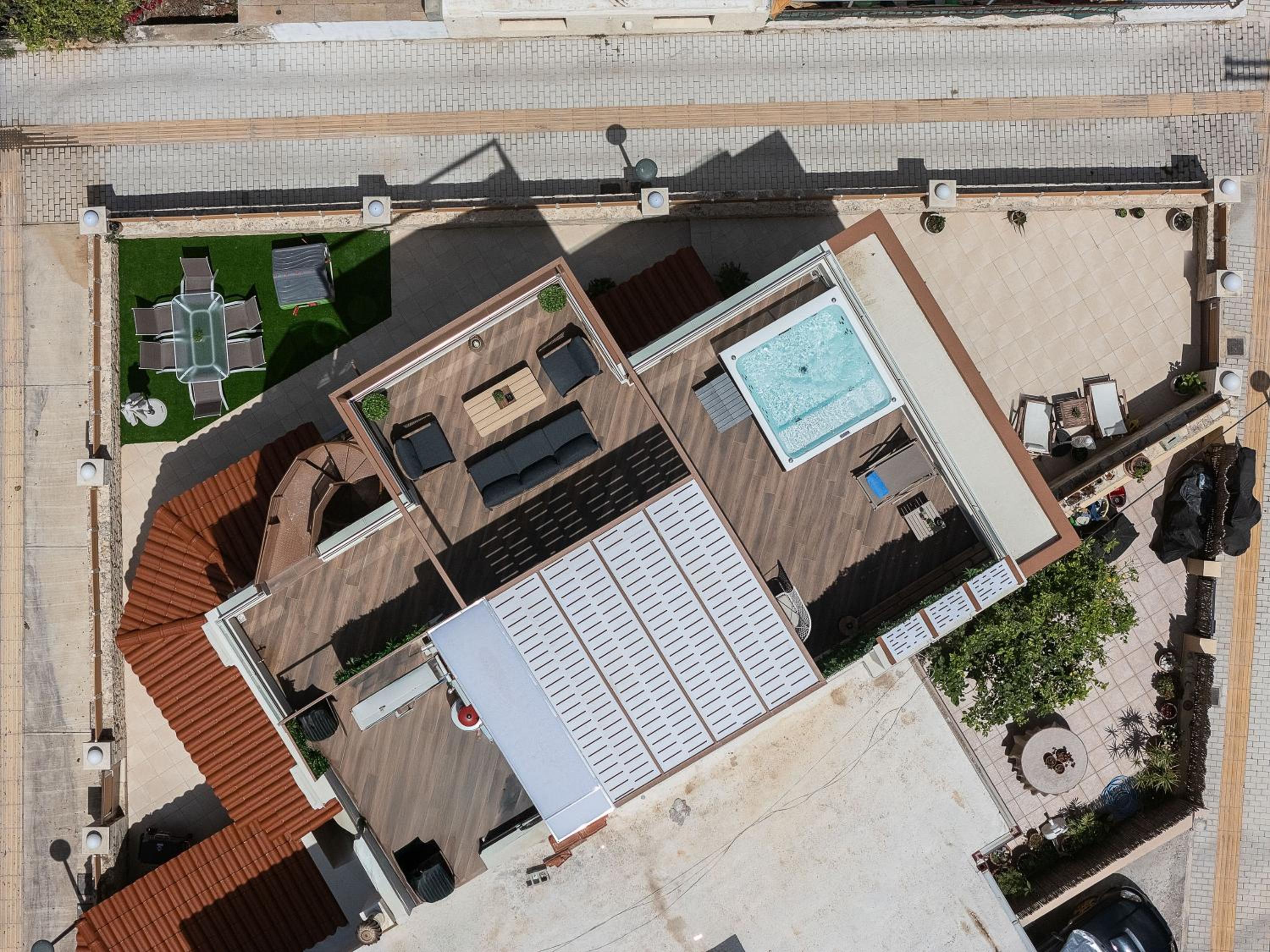 Private Rooftop Jacuzzi Sea View Walk to Beach