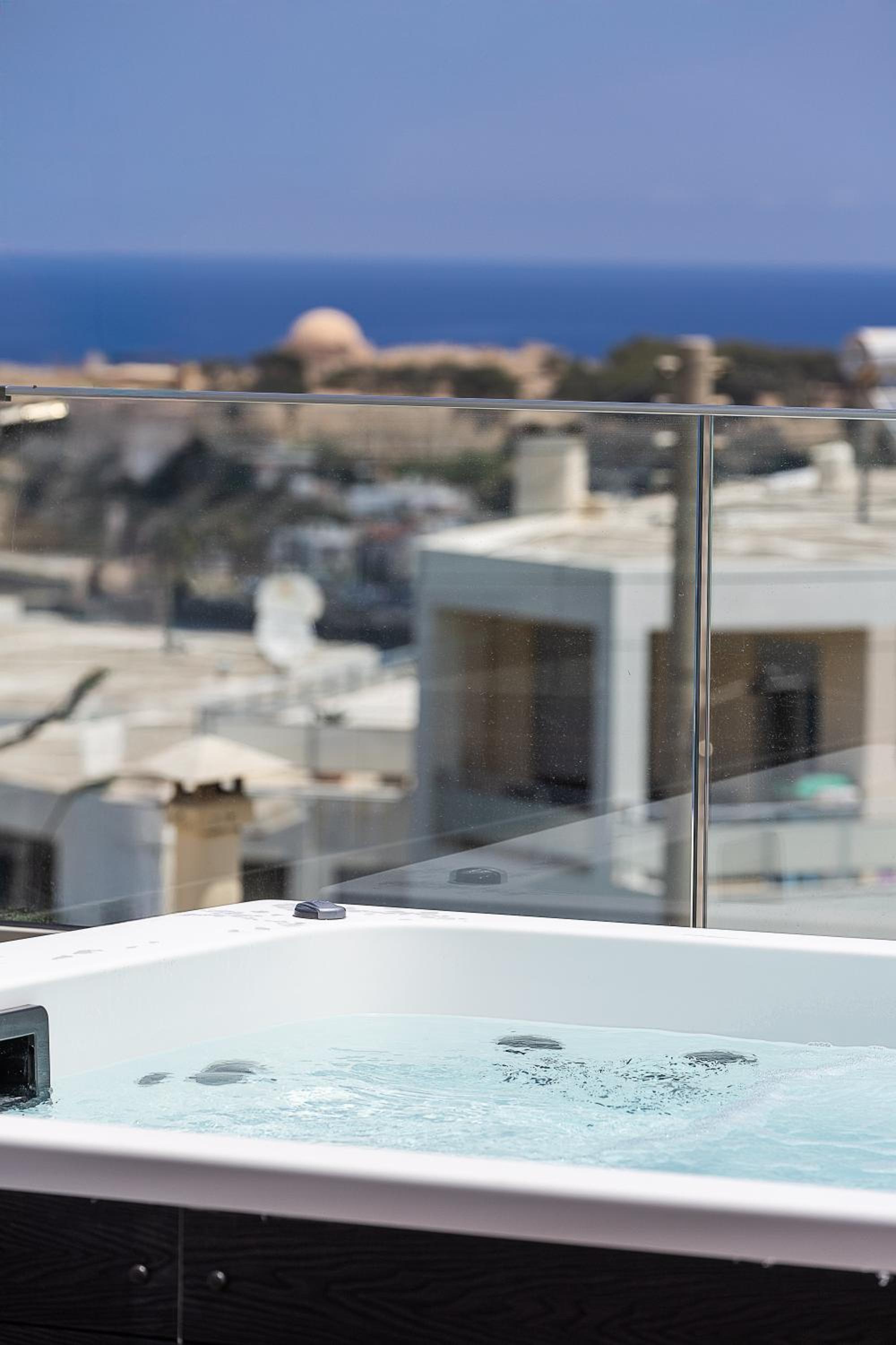 Private Rooftop Jacuzzi Sea View Walk to Beach