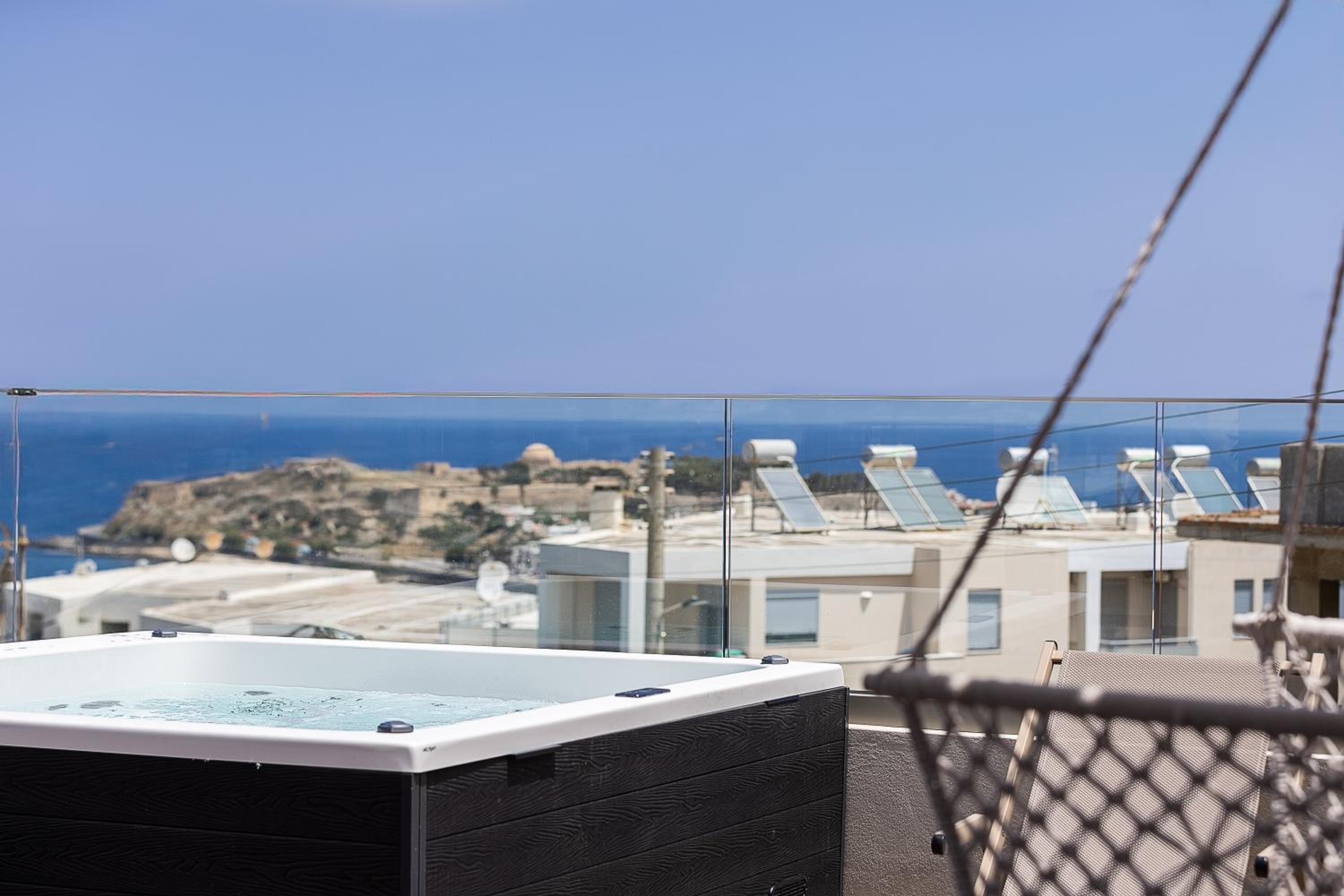 Private Rooftop Jacuzzi Sea View Walk to Beach