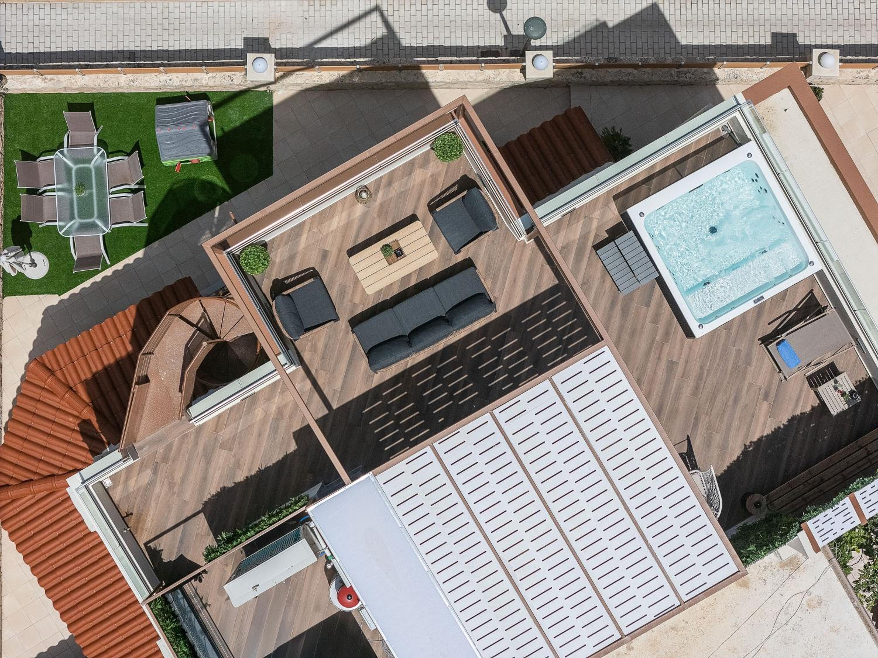 Private Rooftop Jacuzzi Sea View Walk to Beach