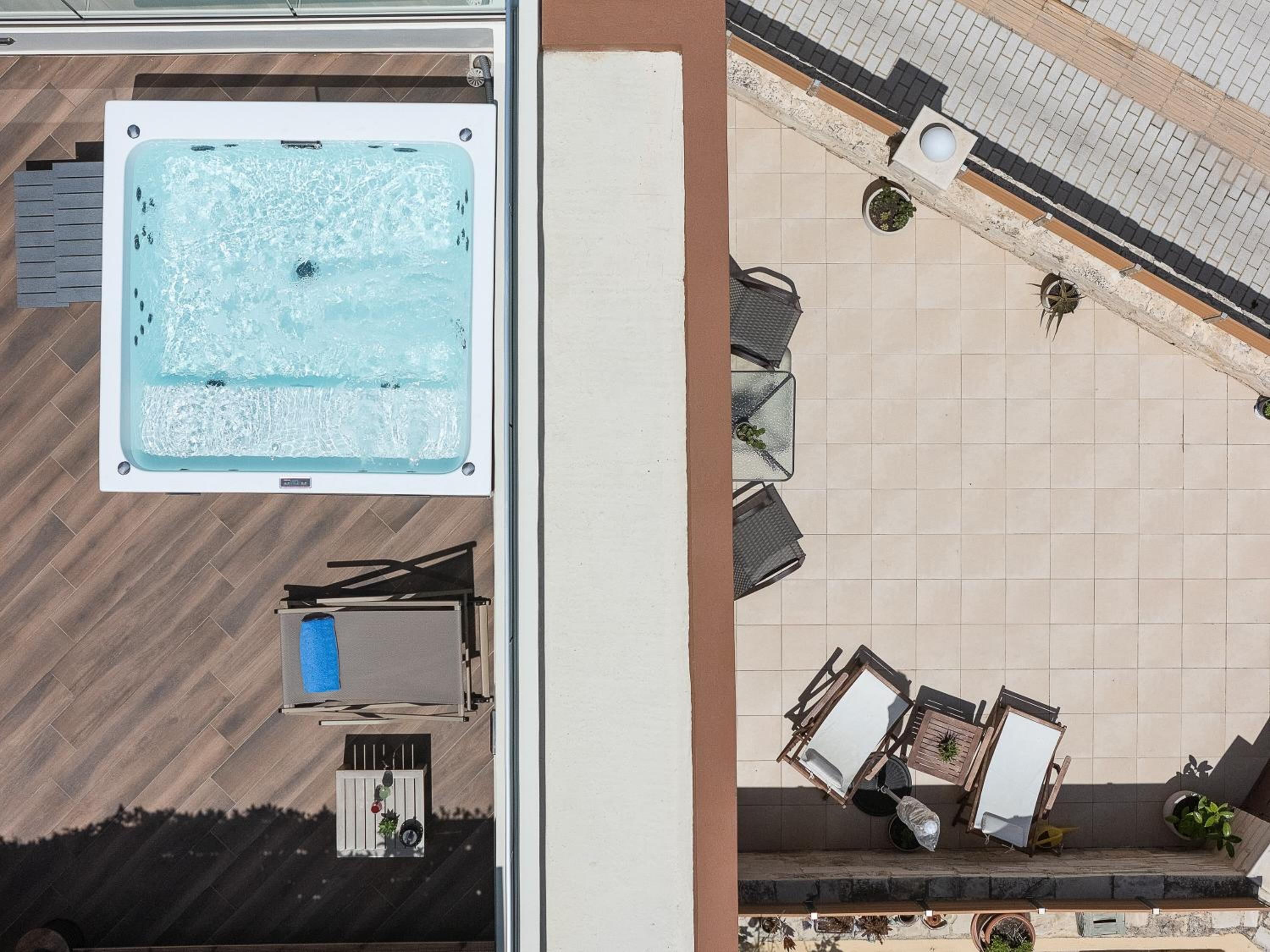 Private Rooftop Jacuzzi Sea View Walk to Beach