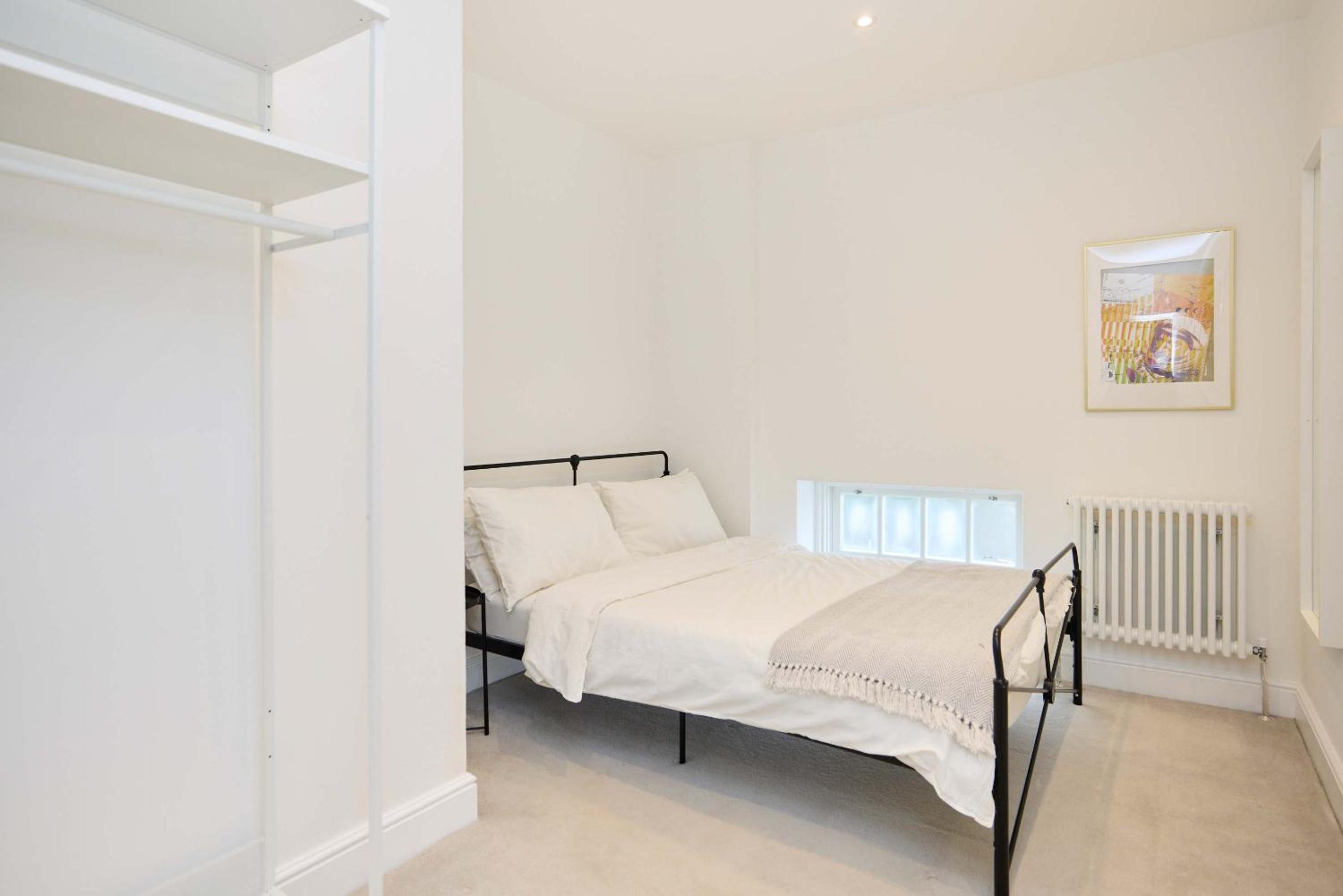 Central Tadworth Flat - Split- level 2BDR