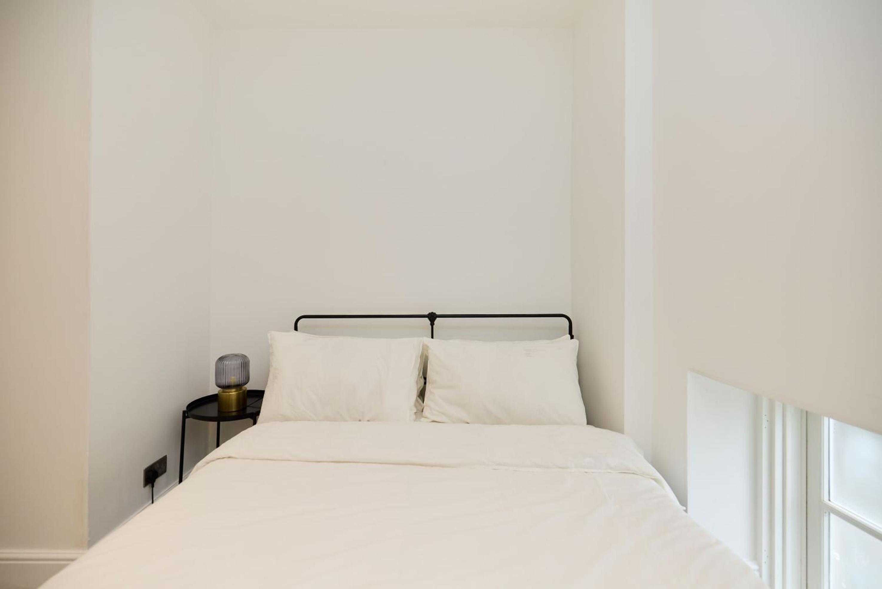 Central Tadworth Flat - Split- level 2BDR