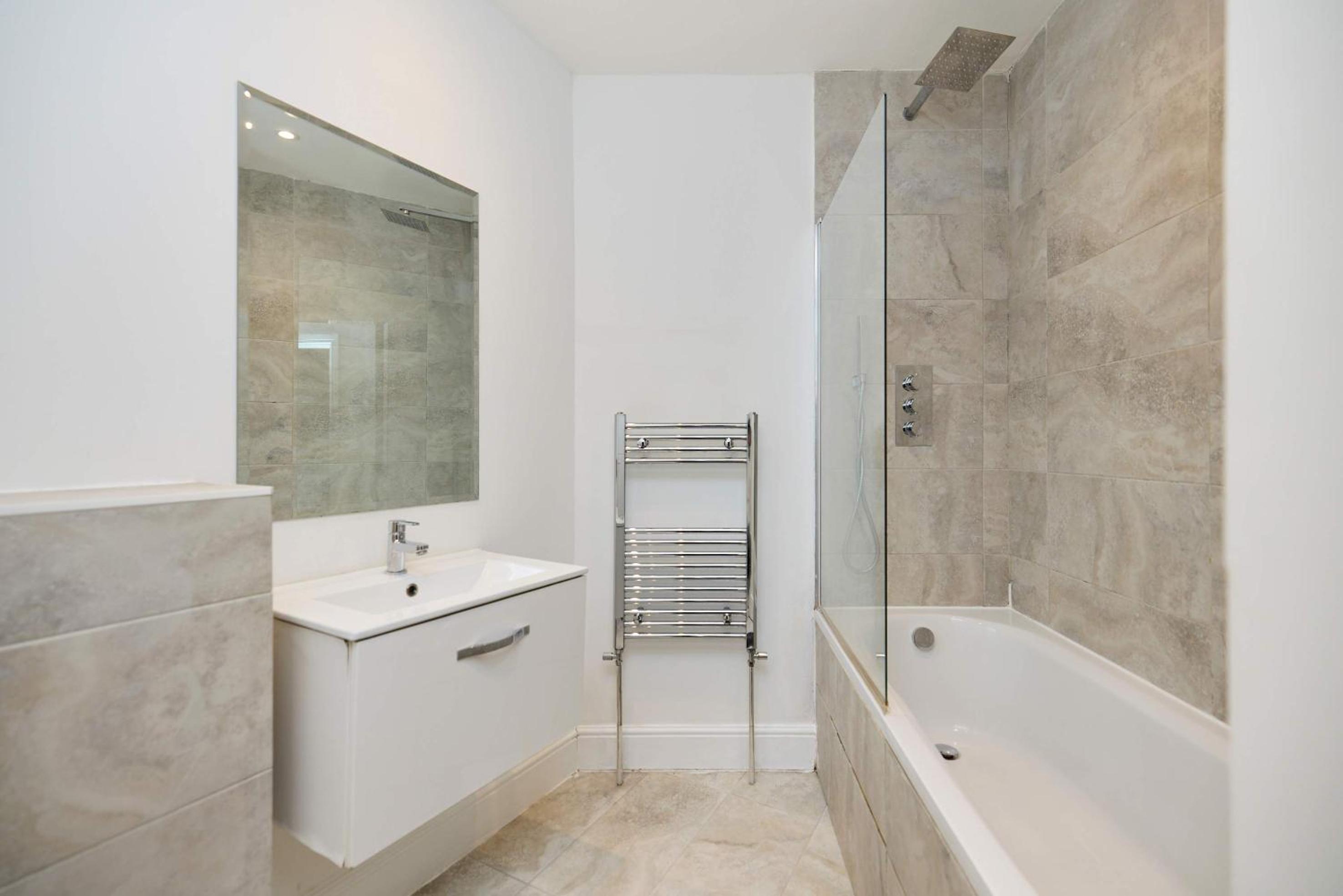 Central Tadworth Flat - Split- level 2BDR