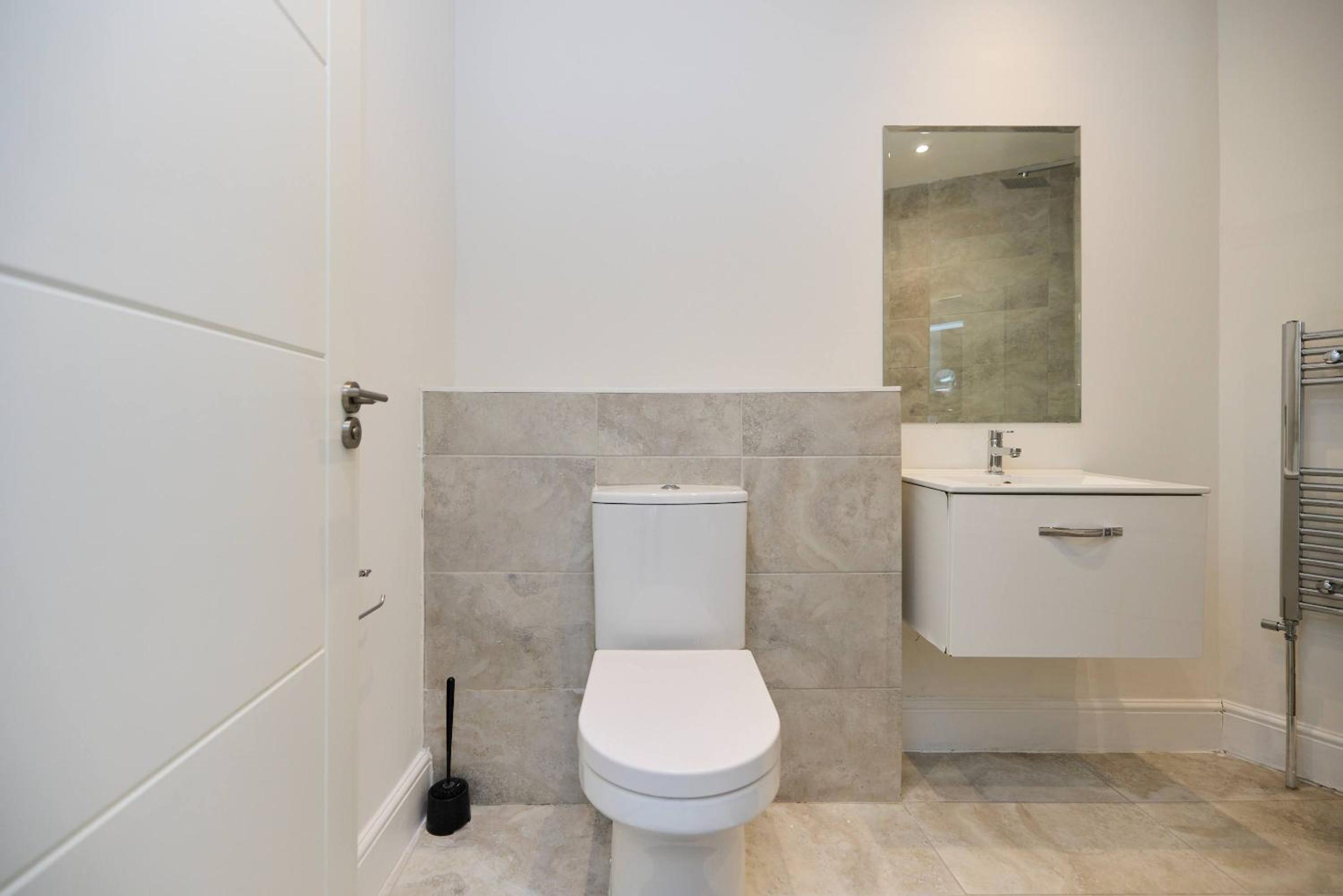 Central Tadworth Flat - Split- level 2BDR