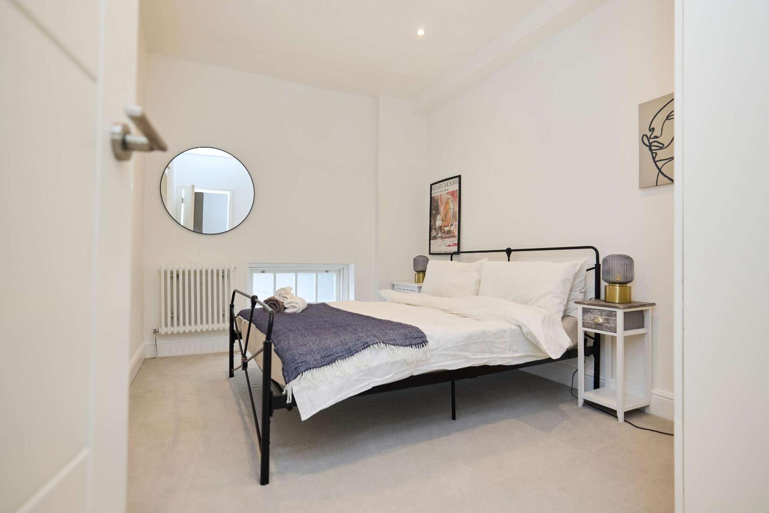 Central Tadworth Flat - Split- level 2BDR