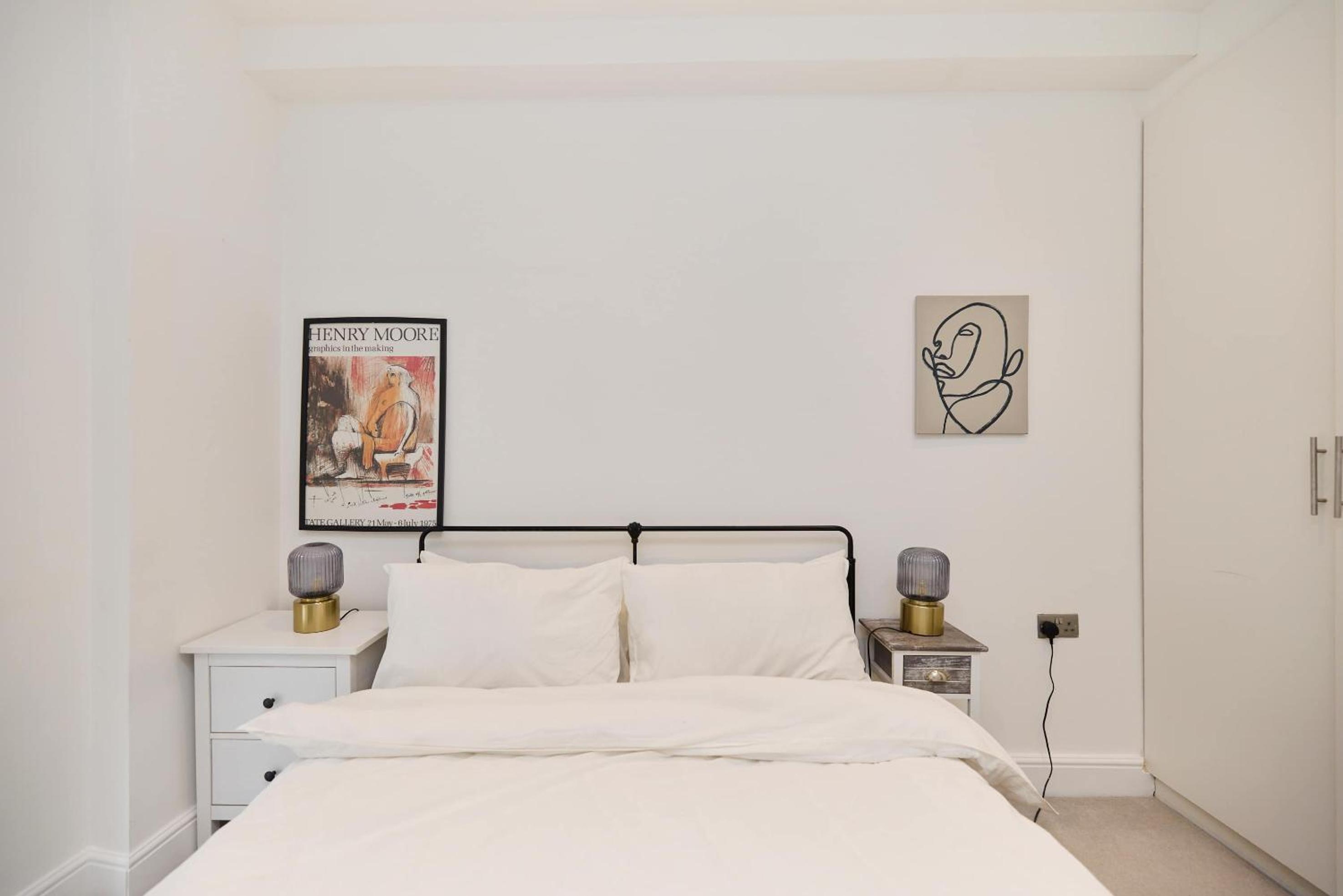 Central Tadworth Flat - Split- level 2BDR