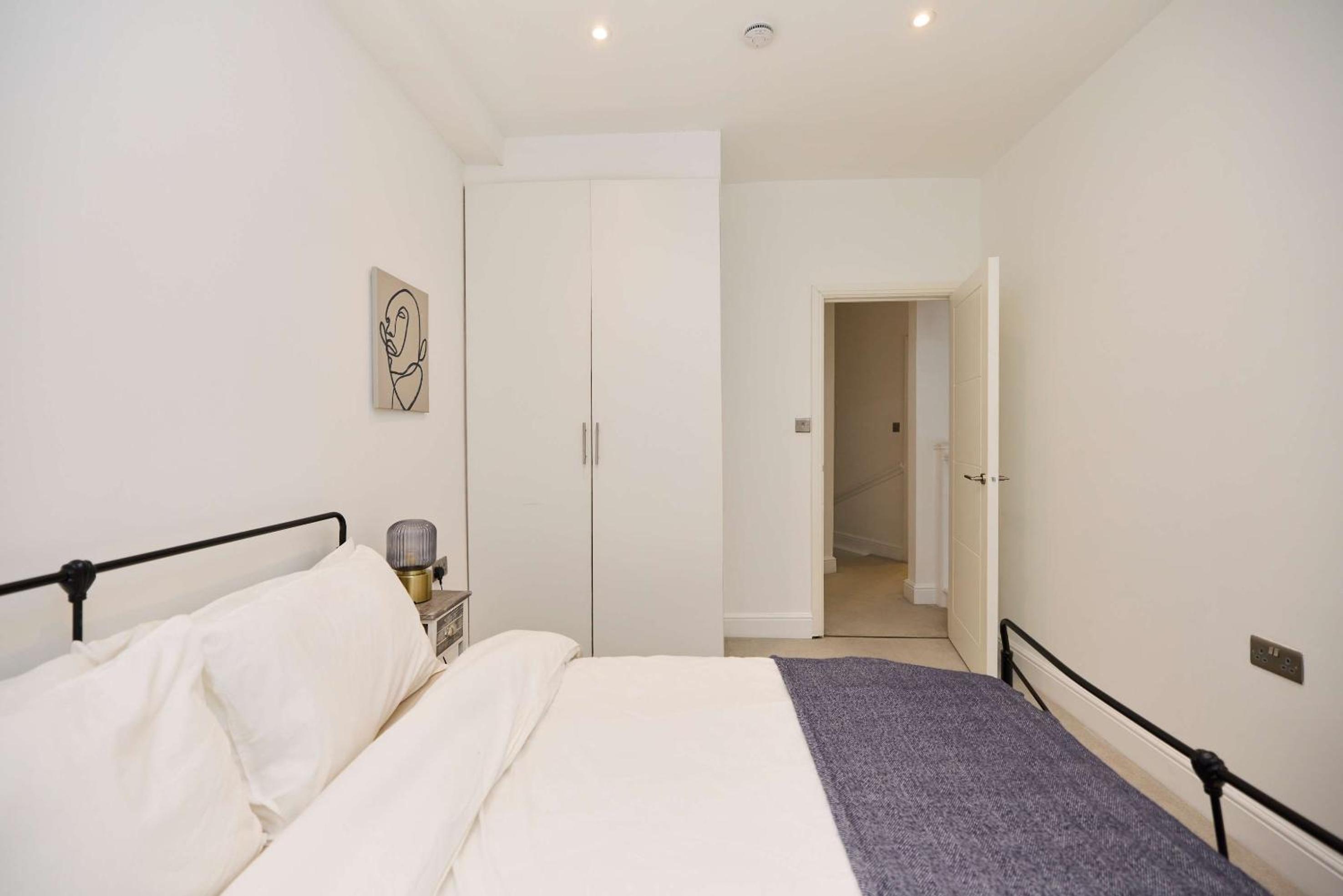 Central Tadworth Flat - Split- level 2BDR