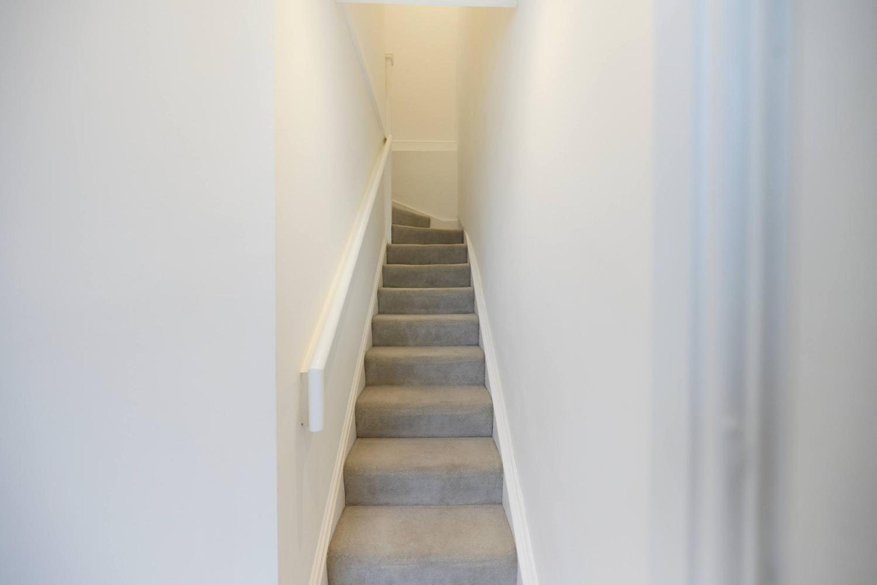 Central Tadworth Flat - Split- level 2BDR
