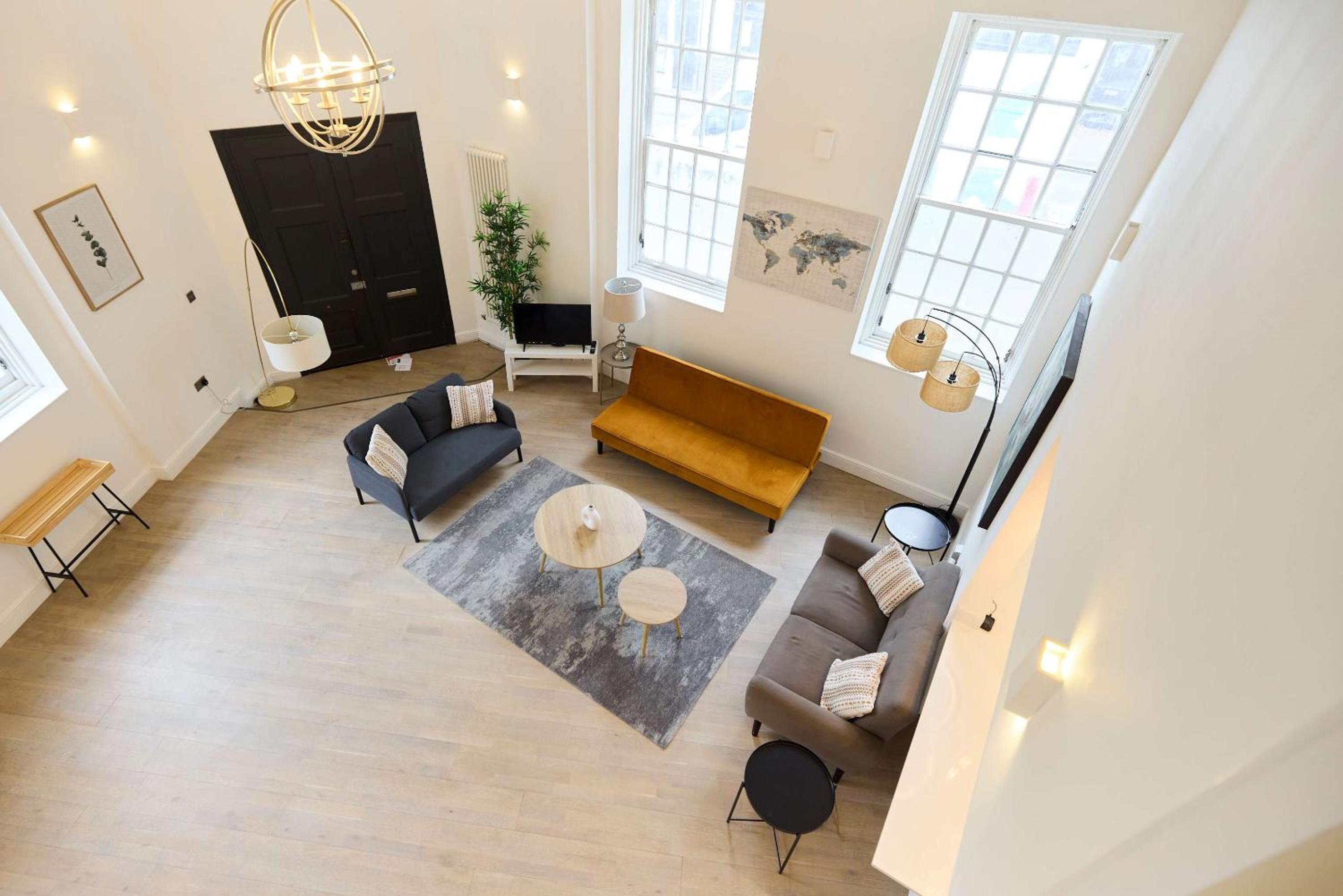Central Tadworth Flat - Split- level 2BDR