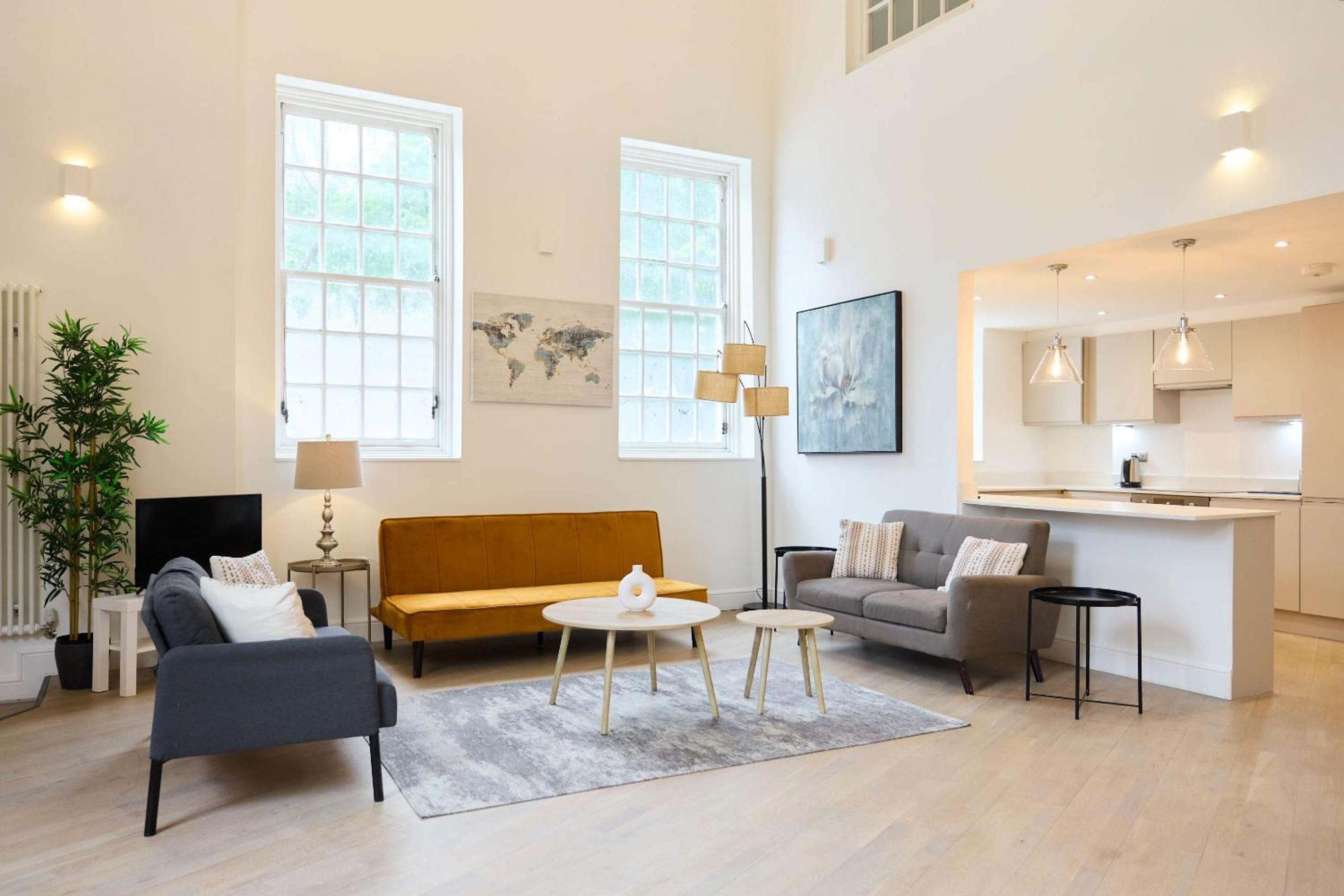 Central Tadworth Flat - Split- level 2BDR