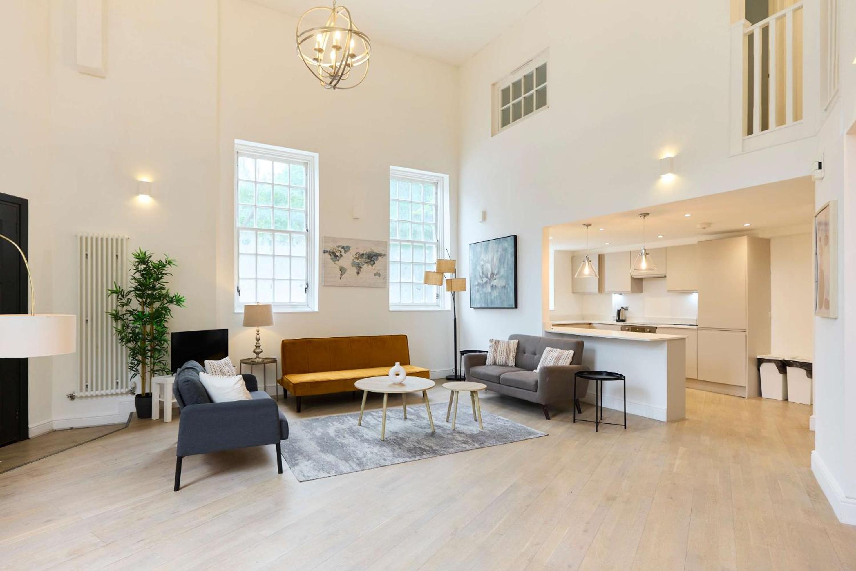 Central Tadworth Flat - Split- level 2BDR