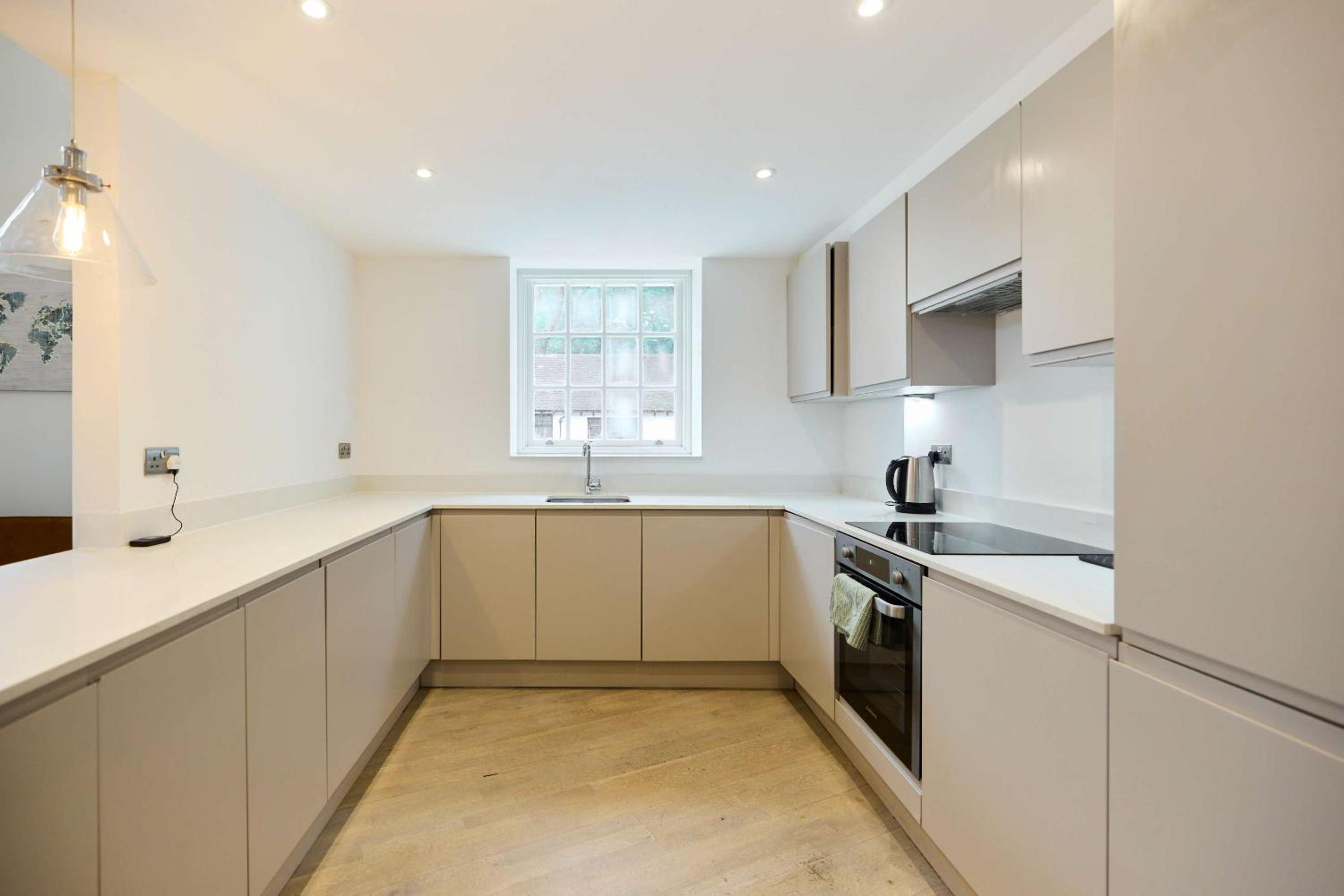 Central Tadworth Flat - Split- level 2BDR