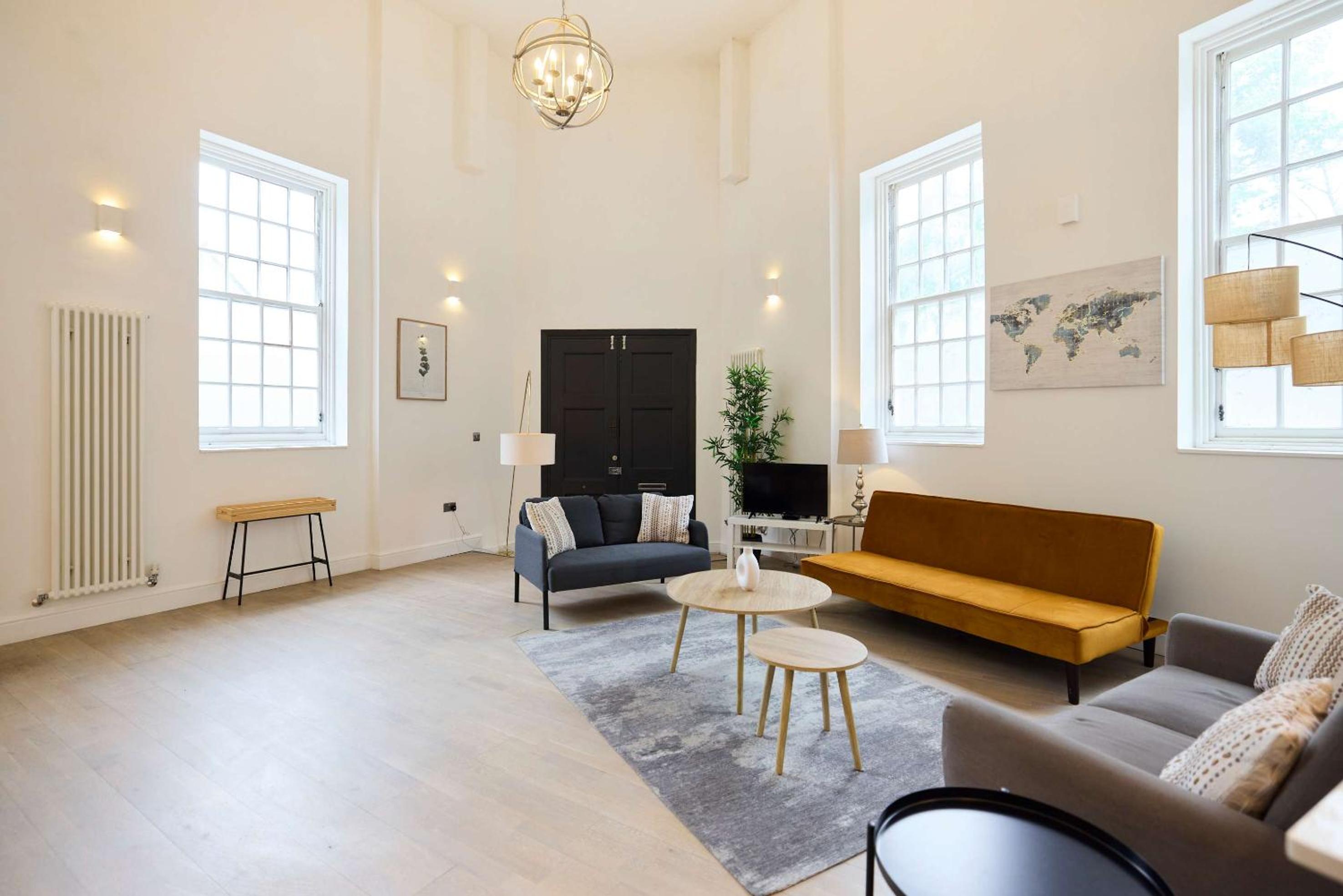Central Tadworth Flat - Split- level 2BDR