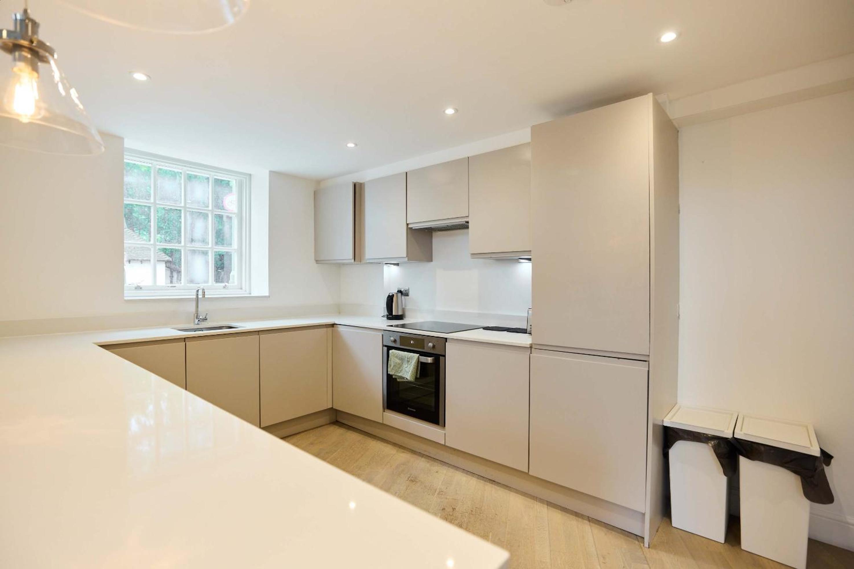 Central Tadworth Flat - Split- level 2BDR