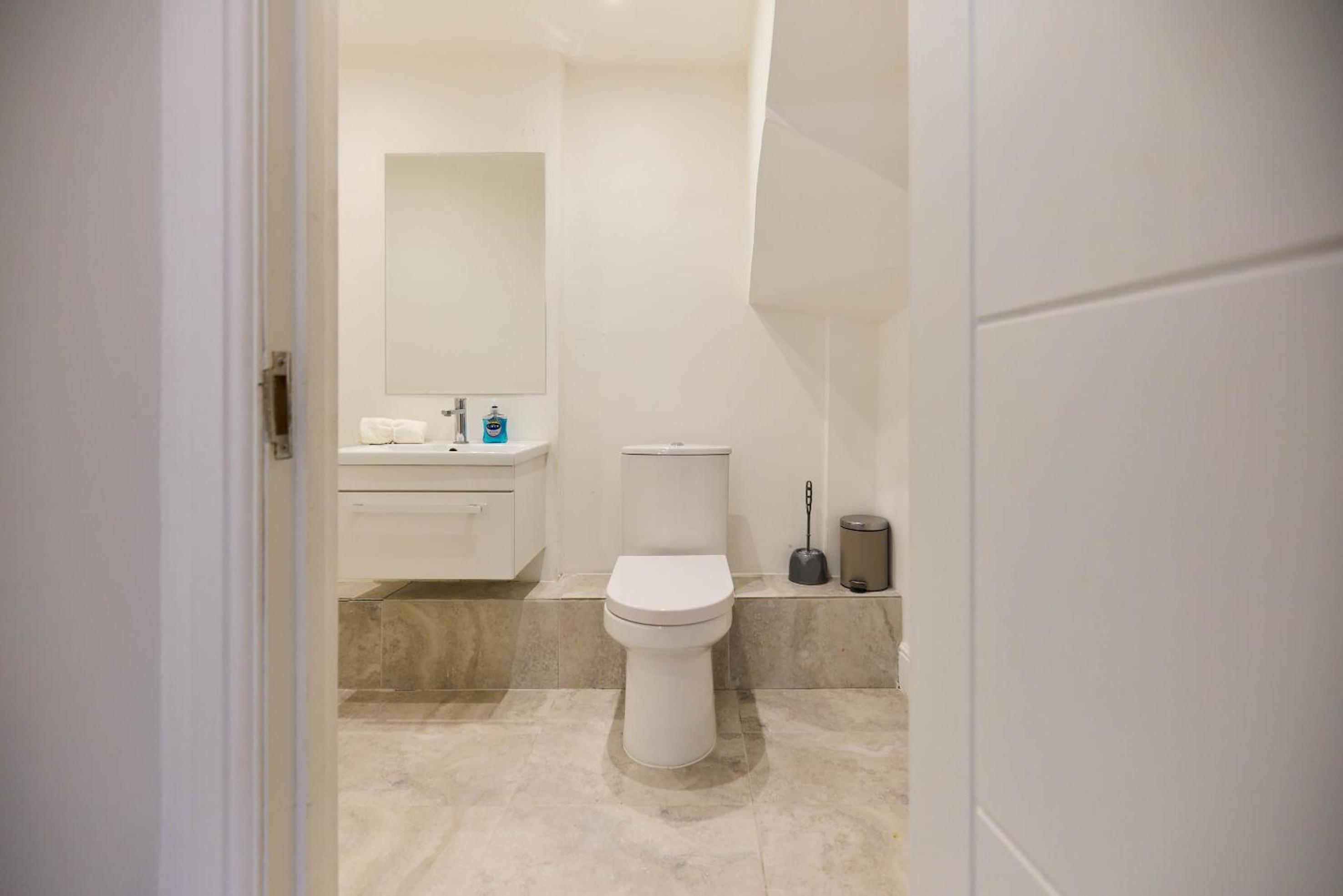 Central Tadworth Flat - Split- level 2BDR
