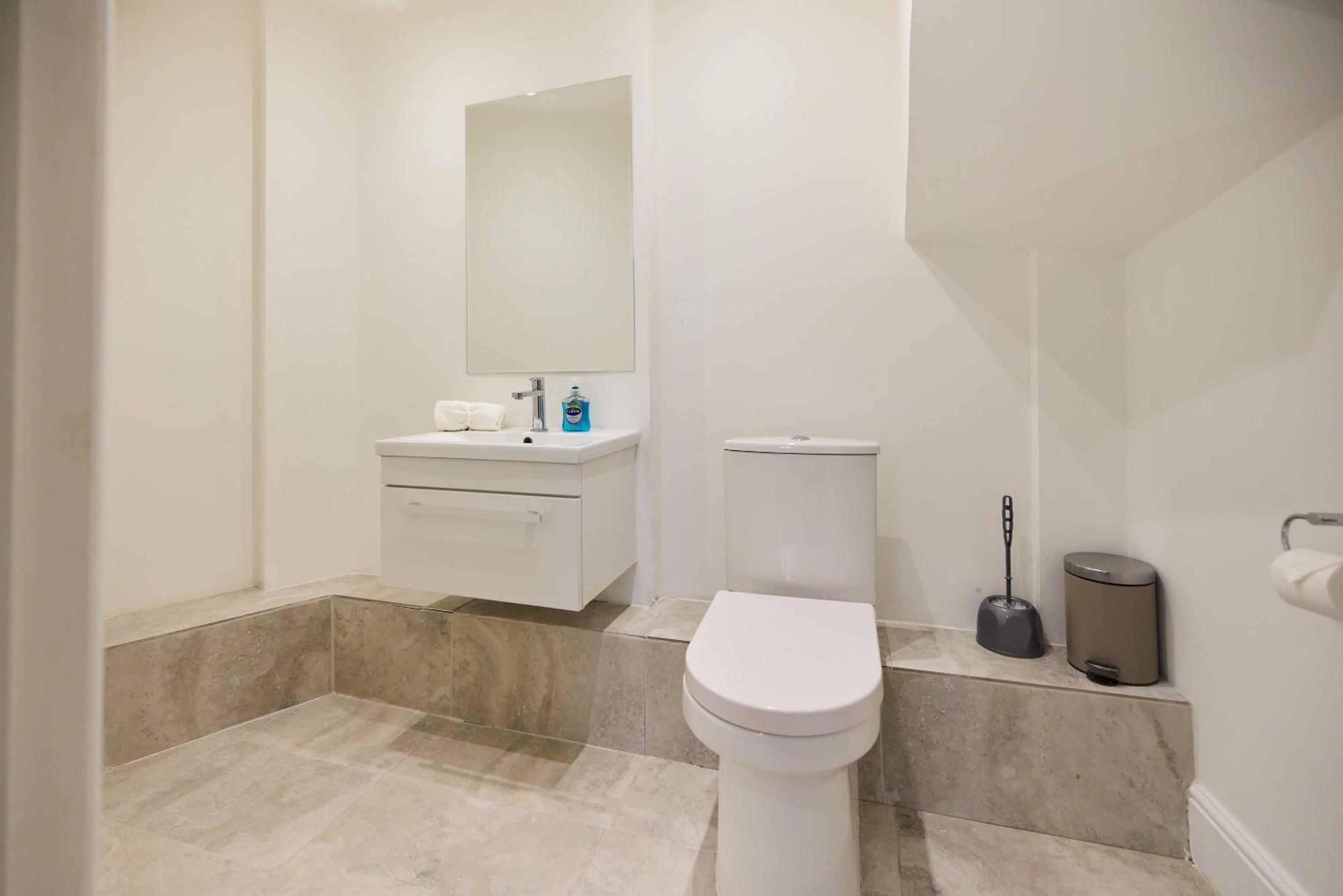 Central Tadworth Flat - Split- level 2BDR