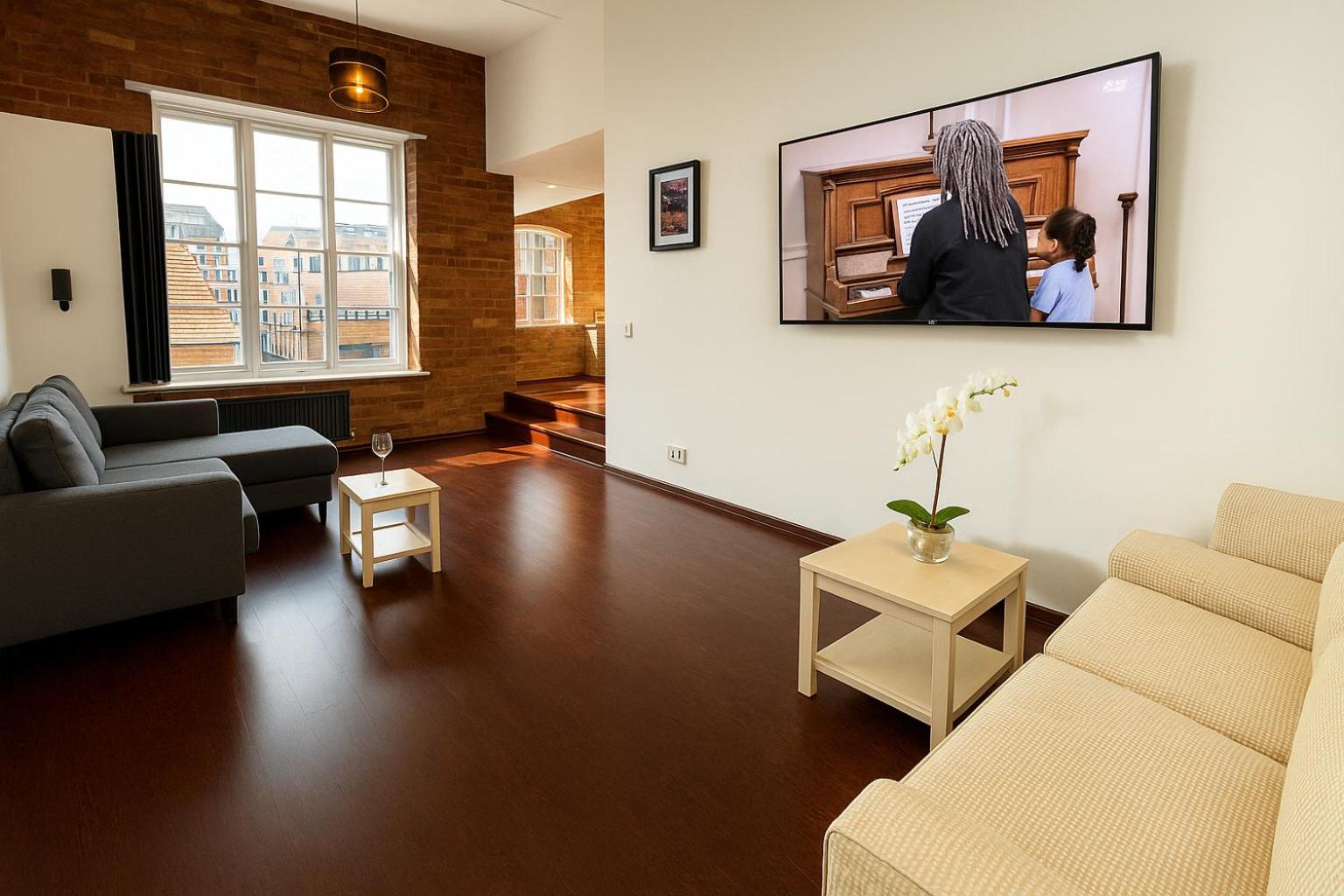 Central Apt, Parking, Walk to Shops, Bars & Trains