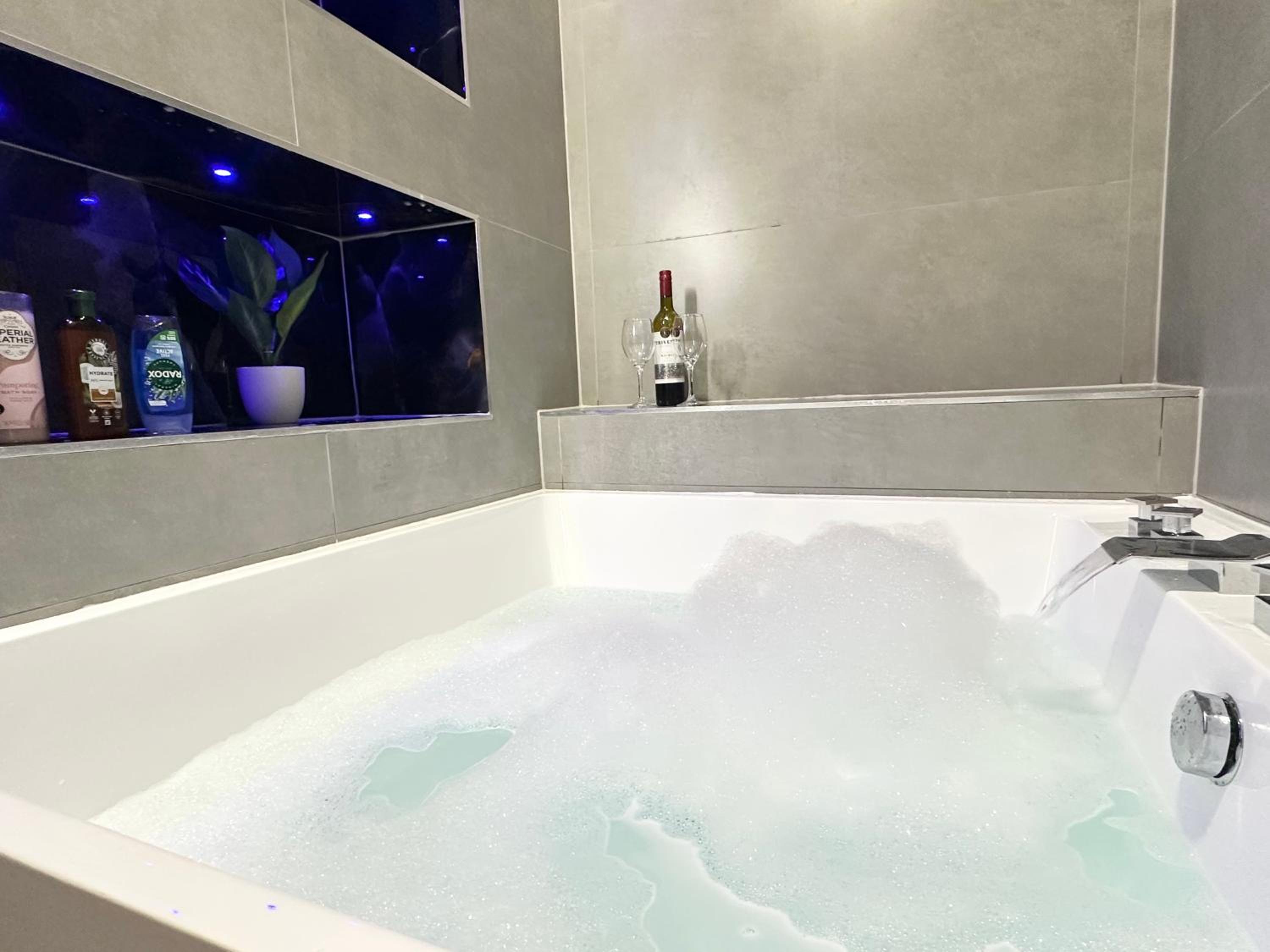 The Board Games Apartments - Brought to you by Coastline Retreats - Themed town centre apartments ALL WITH LUXURY 2 PERSON JACUZZI BATHS - 5 mins walk to t