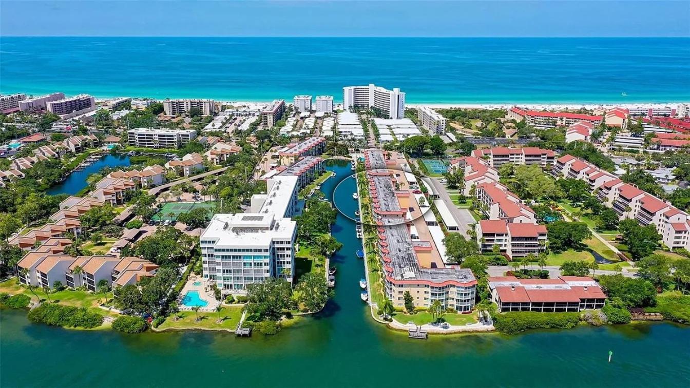5 min walk to #1 beach in America Canal View