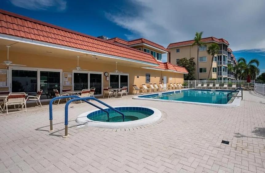 5 min walk to #1 beach in America Canal View