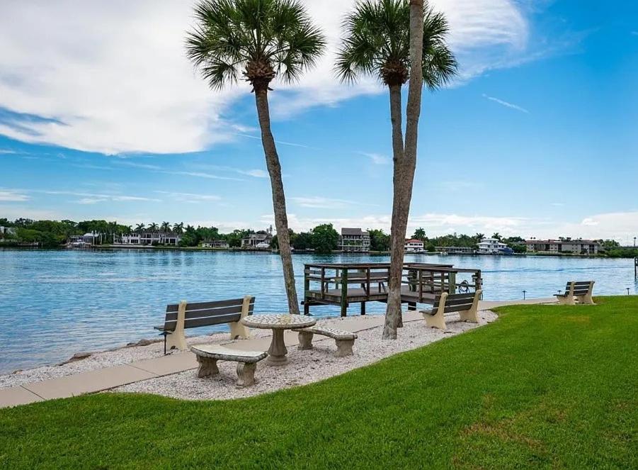 5 min walk to #1 beach in America Canal View