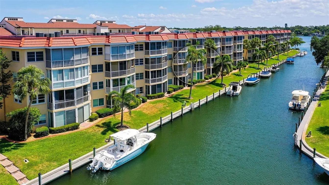 5 min walk to #1 beach in America Canal View