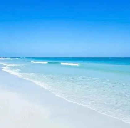 5 min walk to #1 beach in America Canal View