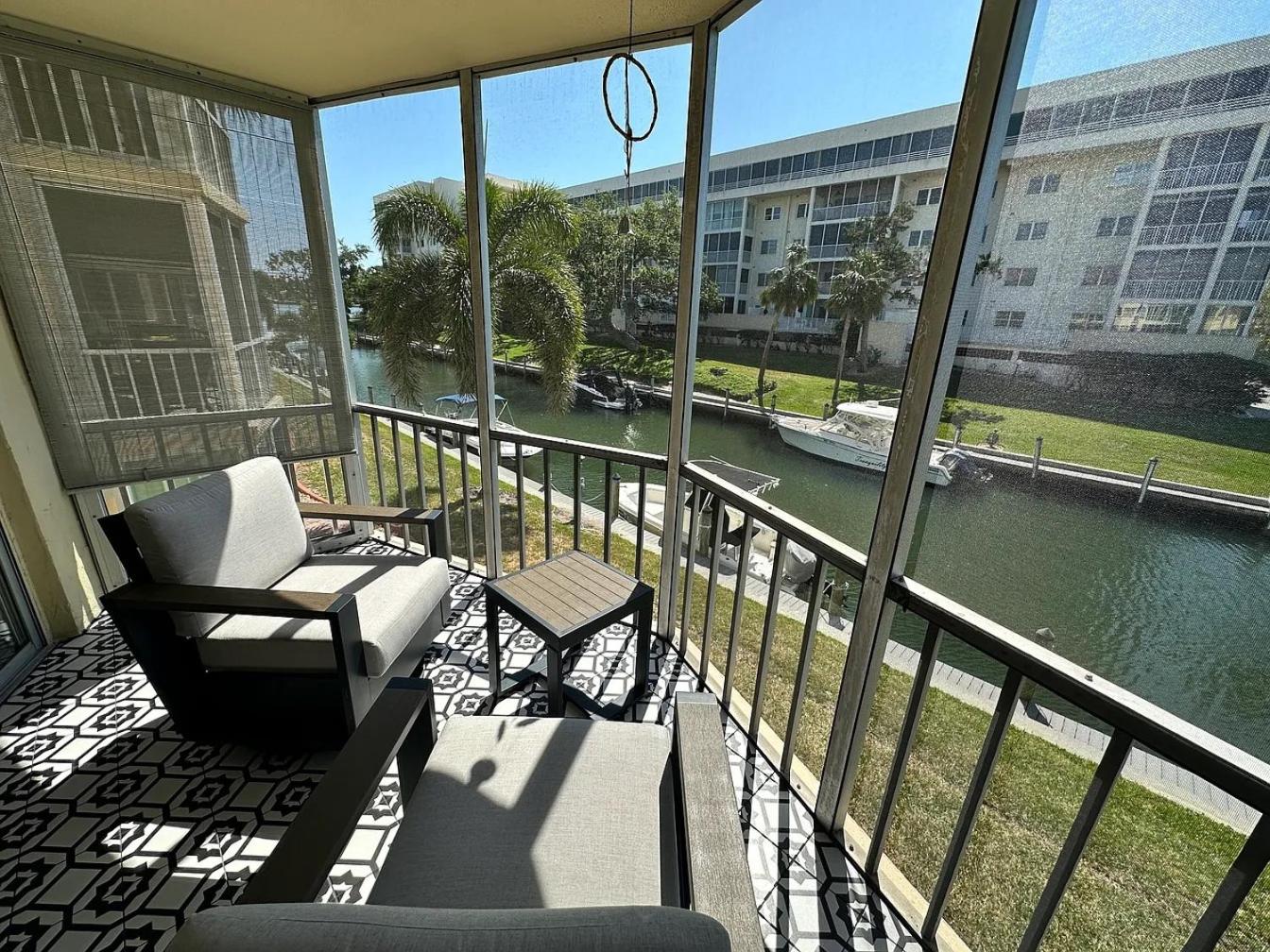 5 min walk to #1 beach in America Canal View
