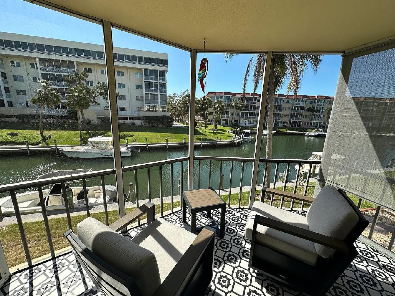 5 min walk to #1 beach in America Canal View