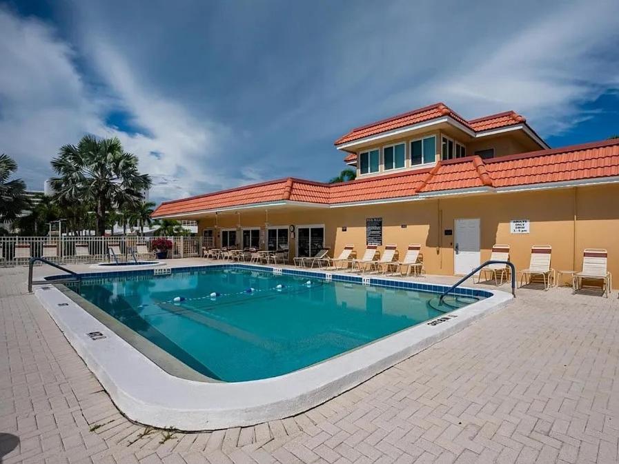 5 min walk to #1 beach in America Canal View