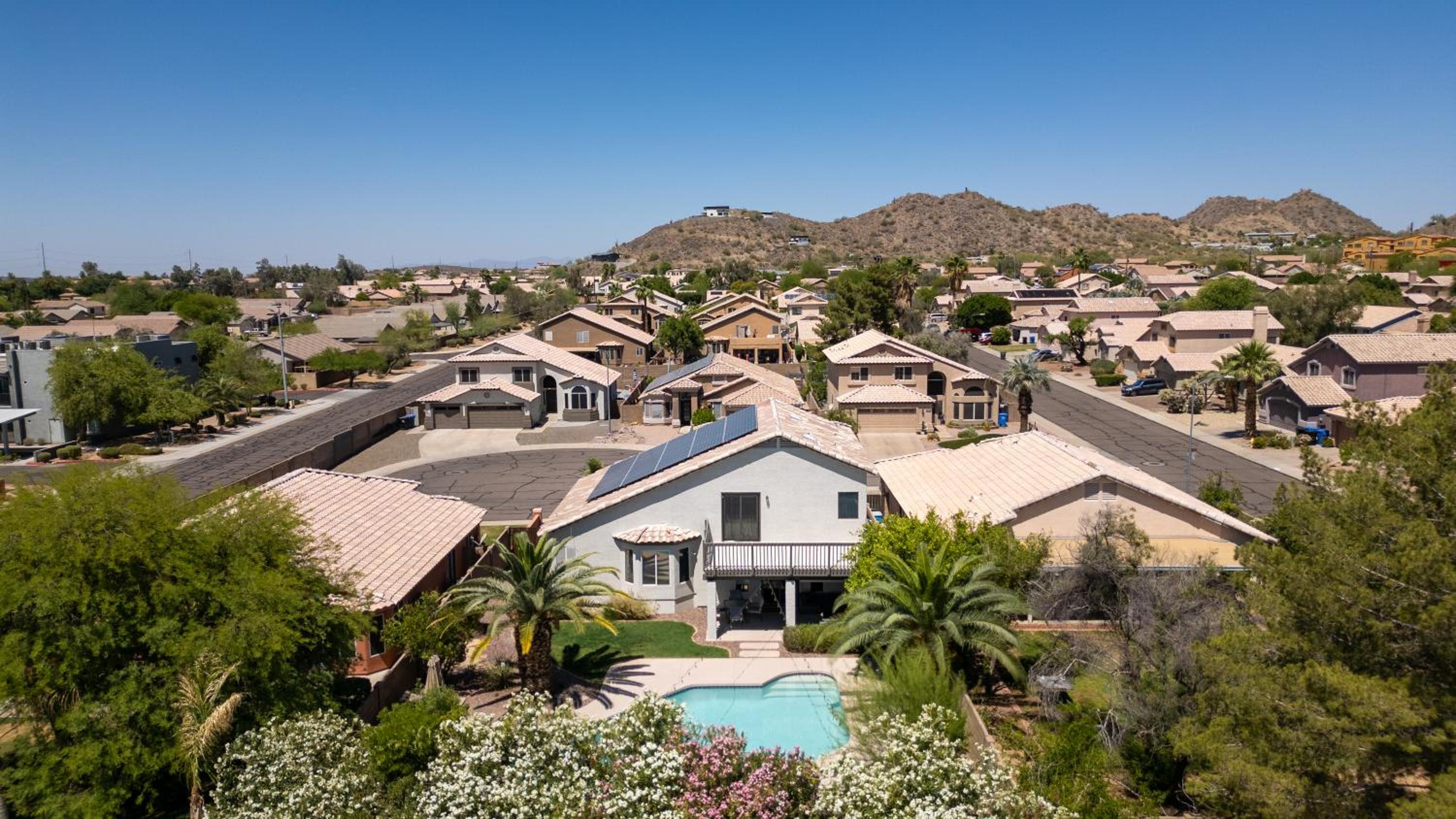 Sparkling Saltwater Pool - Spa - Firepit - WiFi - 4BR 3BA - Near Top Golf Courses