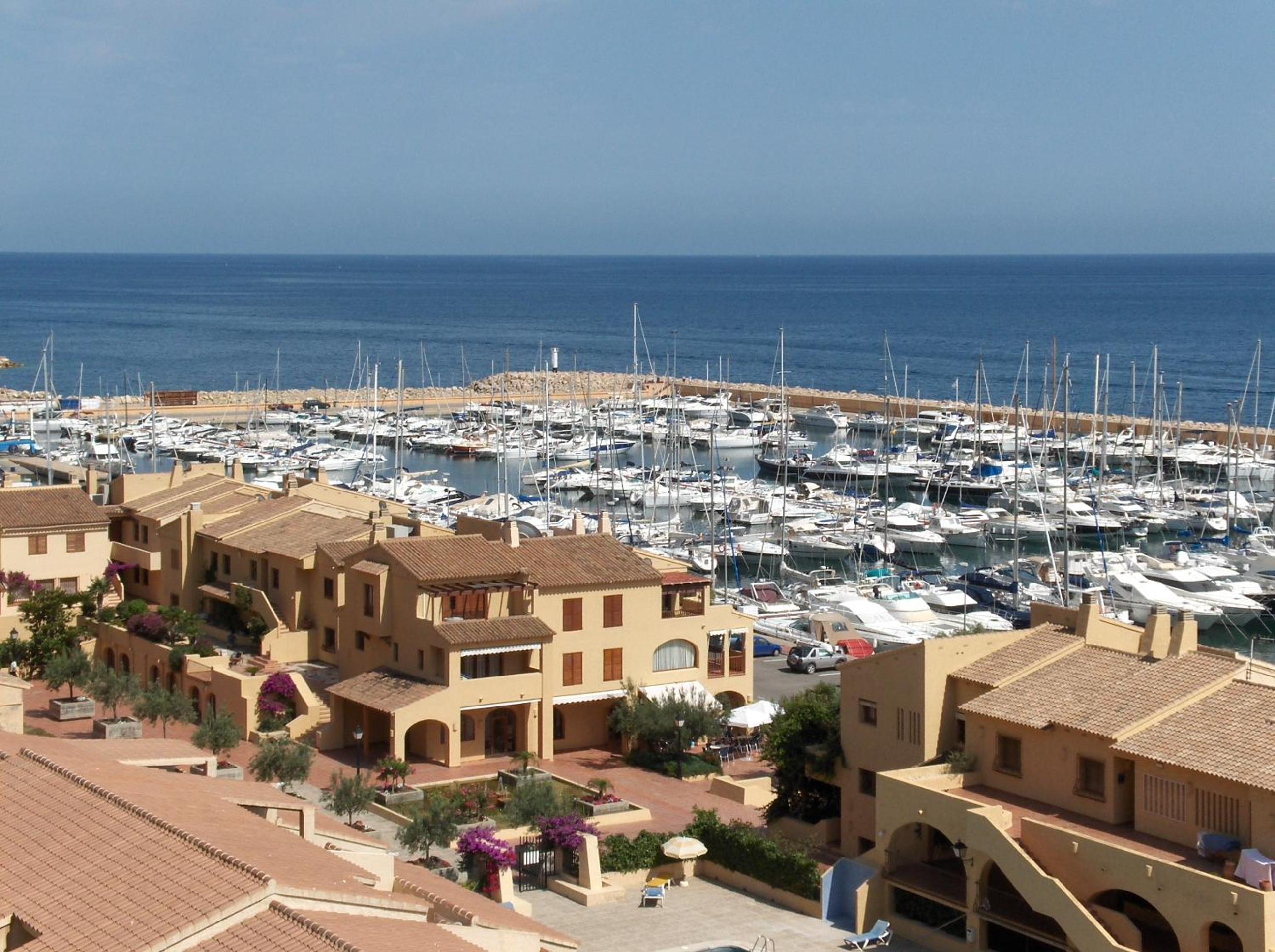 Sunrise Beachfront Apartment by the Marina view 3