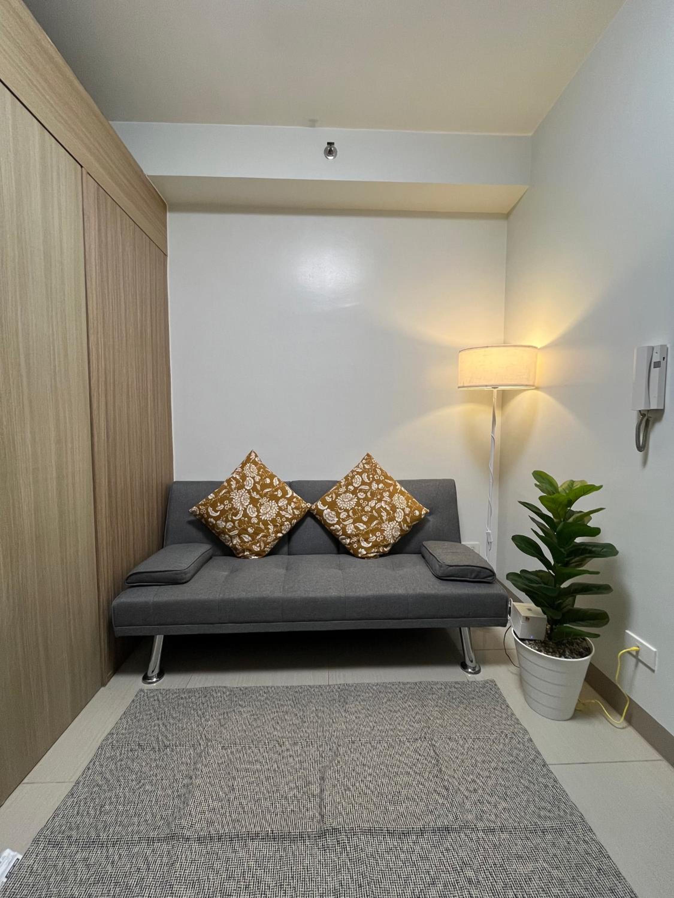 Apartment with balcony walking distance to Mall of Asia located in Shore1 and 2 Residences