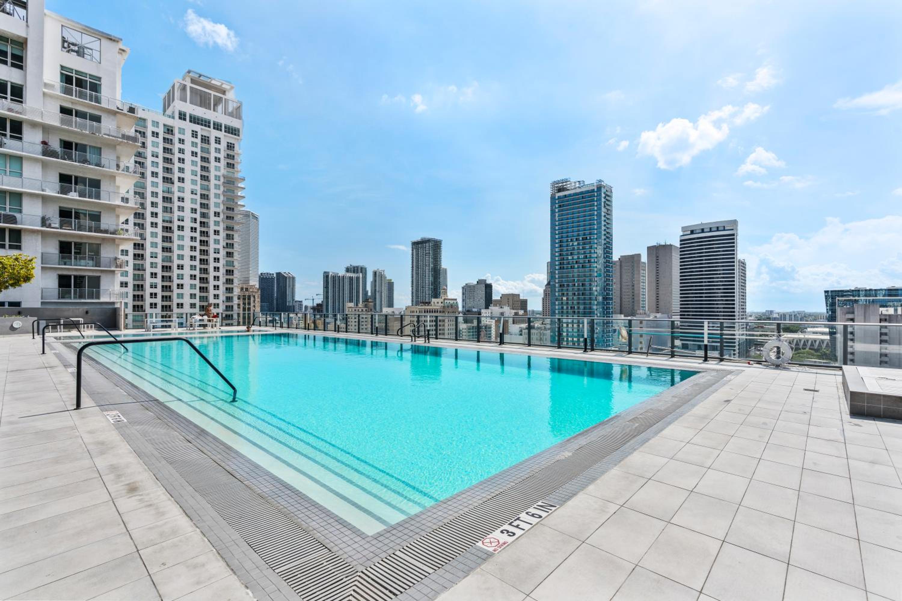 Miami Luxury Suite Infinity Pool