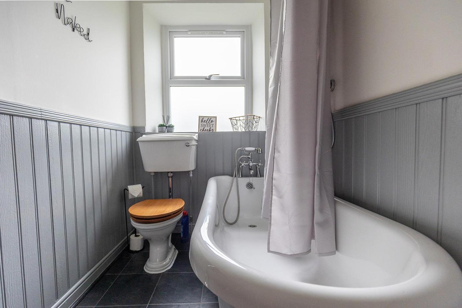 OLD WEAVERS COTTAGE - Charming Historic Weavers Cottage in Holmfirth, West Yorkshire