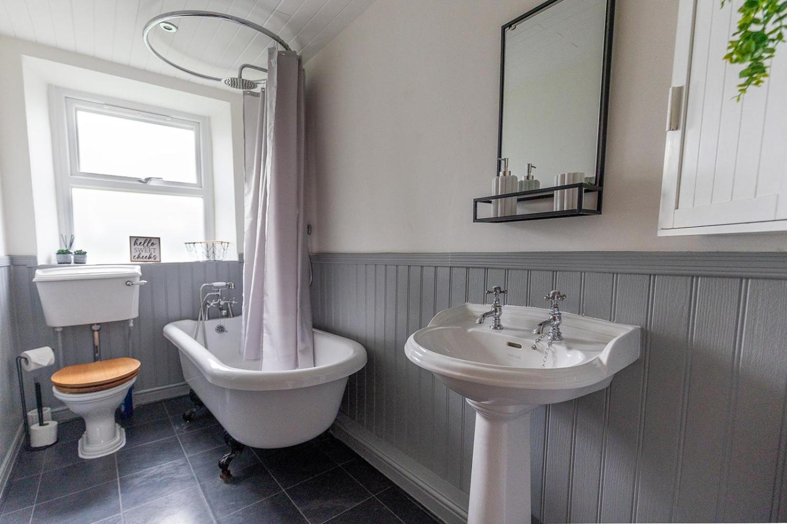 OLD WEAVERS COTTAGE - Charming Historic Weavers Cottage in Holmfirth, West Yorkshire