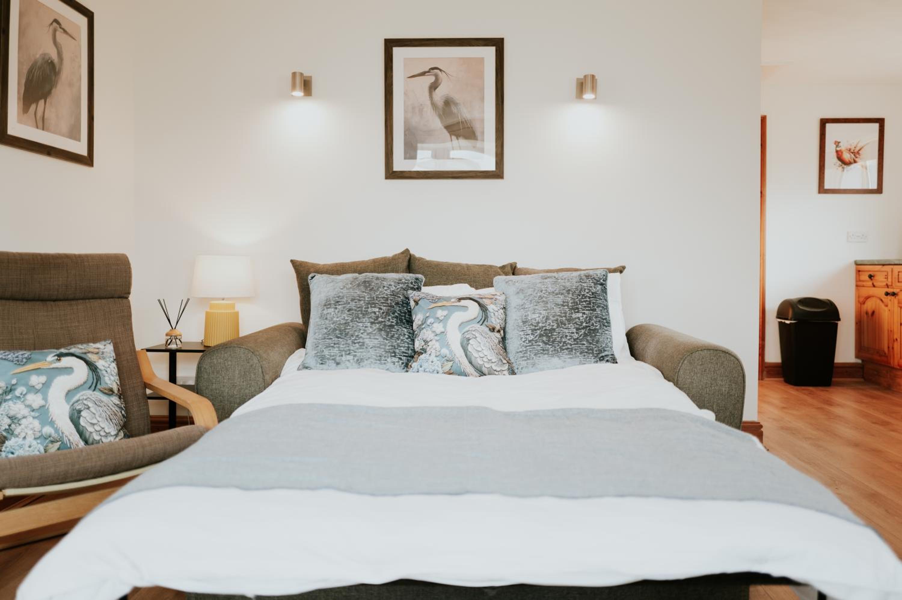 The Bird's Nest by Sheppey Stays- Pet Friendly Cozy Coastal Escape - Sleeps 6 with Parking - Great Rates for Long Stays