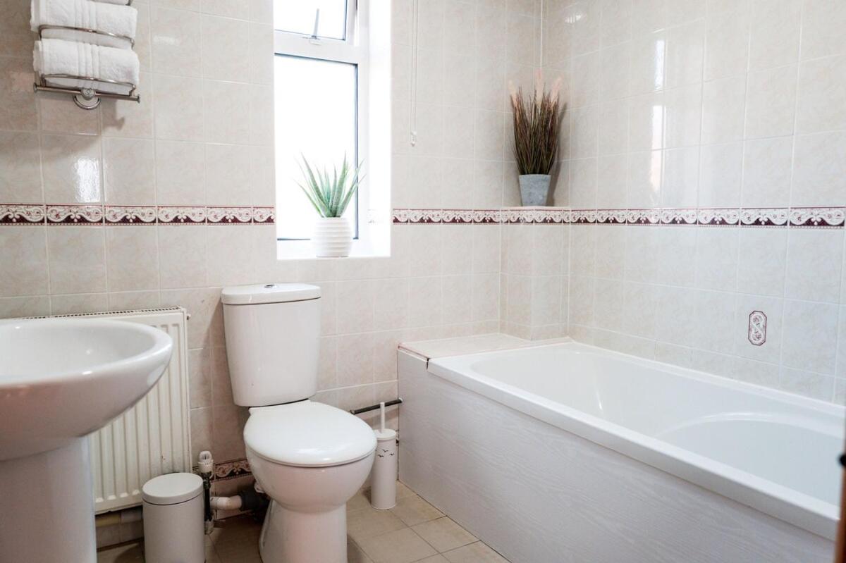 The Bird's Nest by Sheppey Stays- Pet Friendly Cozy Coastal Escape - Sleeps 6 with Parking - Great Rates for Long Stays