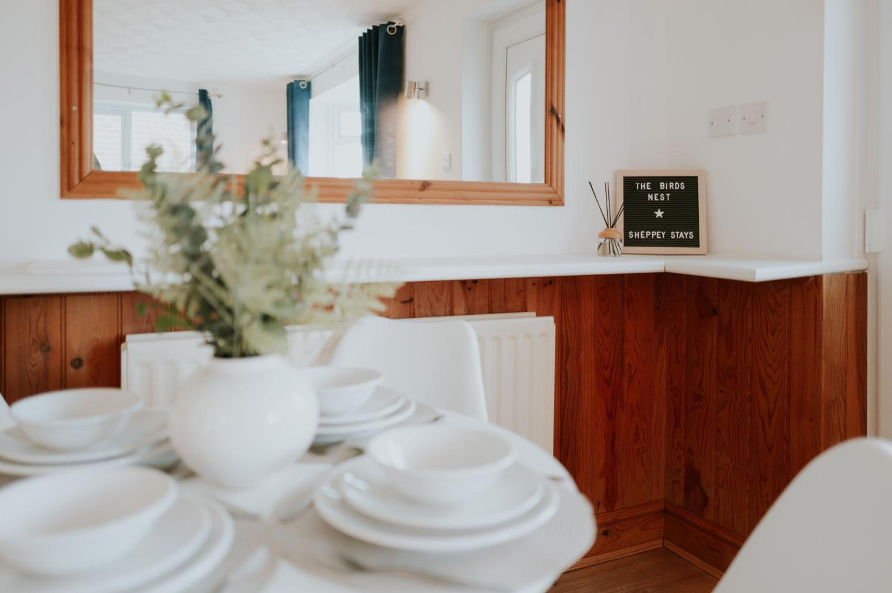 The Bird's Nest by Sheppey Stays- Pet Friendly Cozy Coastal Escape - Sleeps 6 with Parking - Great Rates for Long Stays