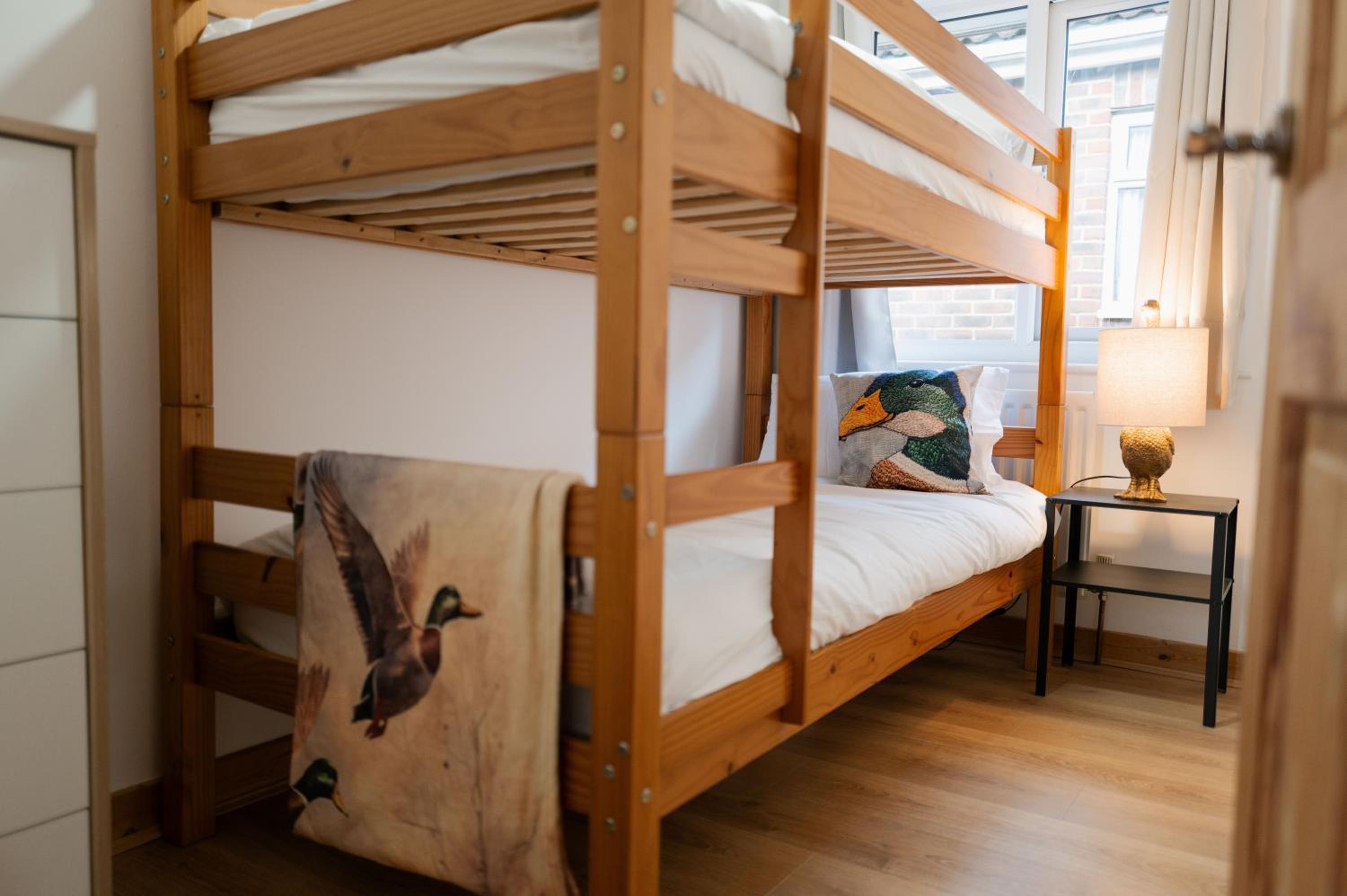 The Bird's Nest by Sheppey Stays- Pet Friendly Cozy Coastal Escape - Sleeps 6 with Parking - Great Rates for Long Stays