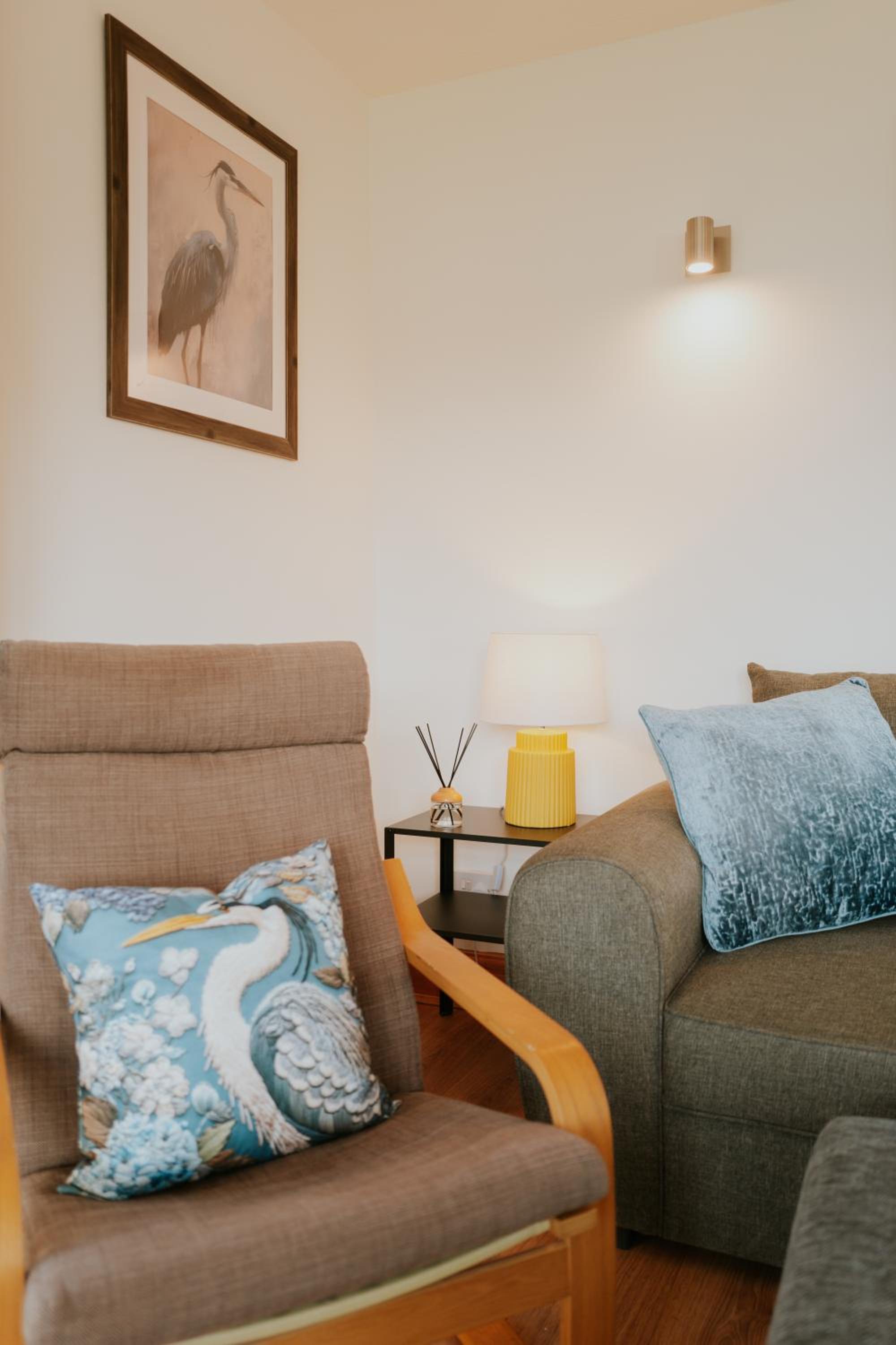 The Bird's Nest by Sheppey Stays- Pet Friendly Cozy Coastal Escape - Sleeps 6 with Parking - Great Rates for Long Stays