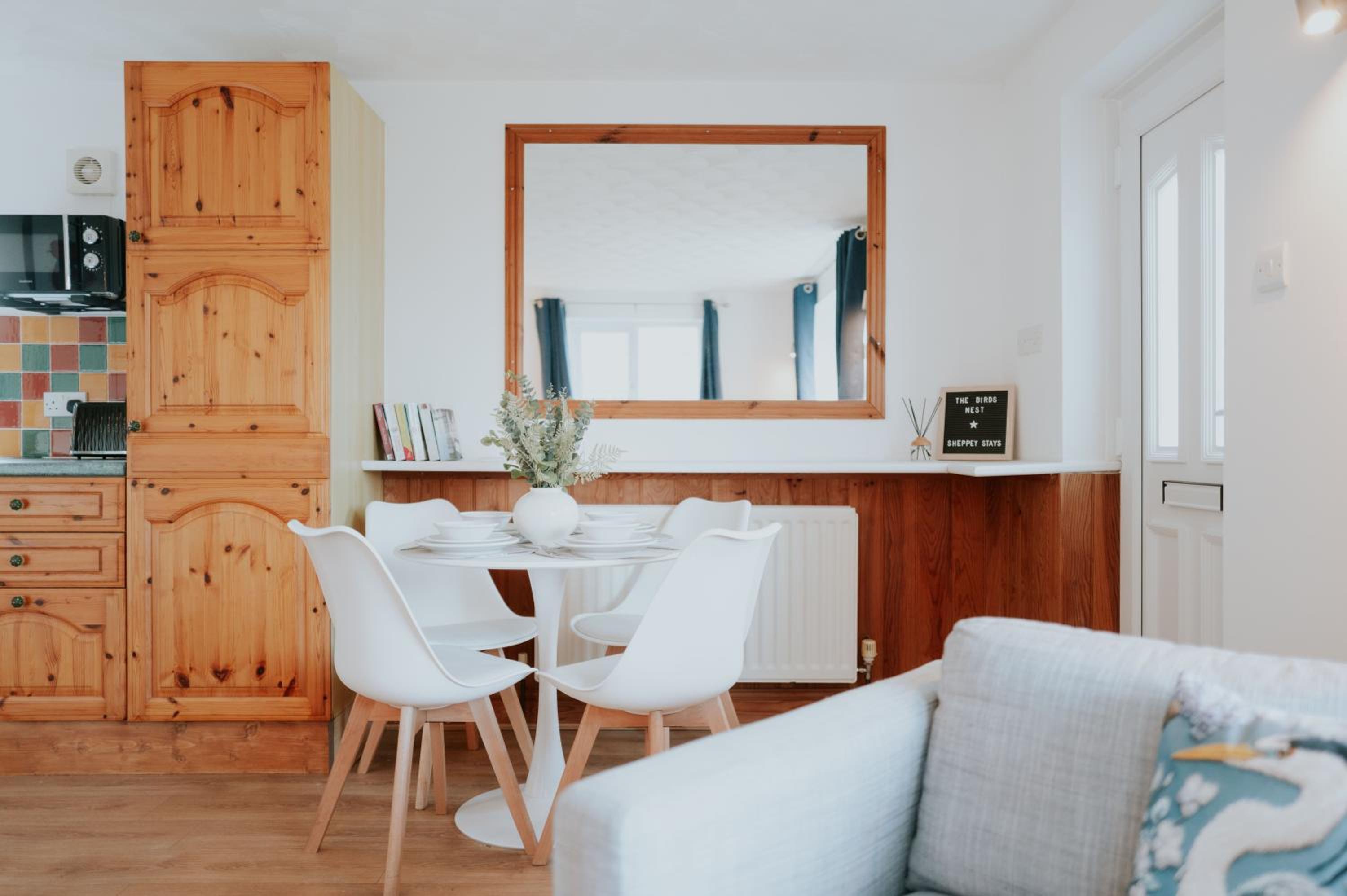 The Bird's Nest by Sheppey Stays- Pet Friendly Cozy Coastal Escape - Sleeps 6 with Parking - Great Rates for Long Stays